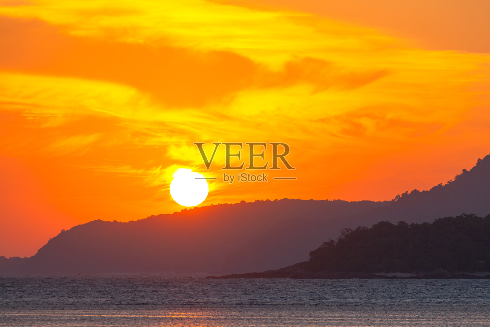 美丽日出时分海上的渔船照片摄影图片