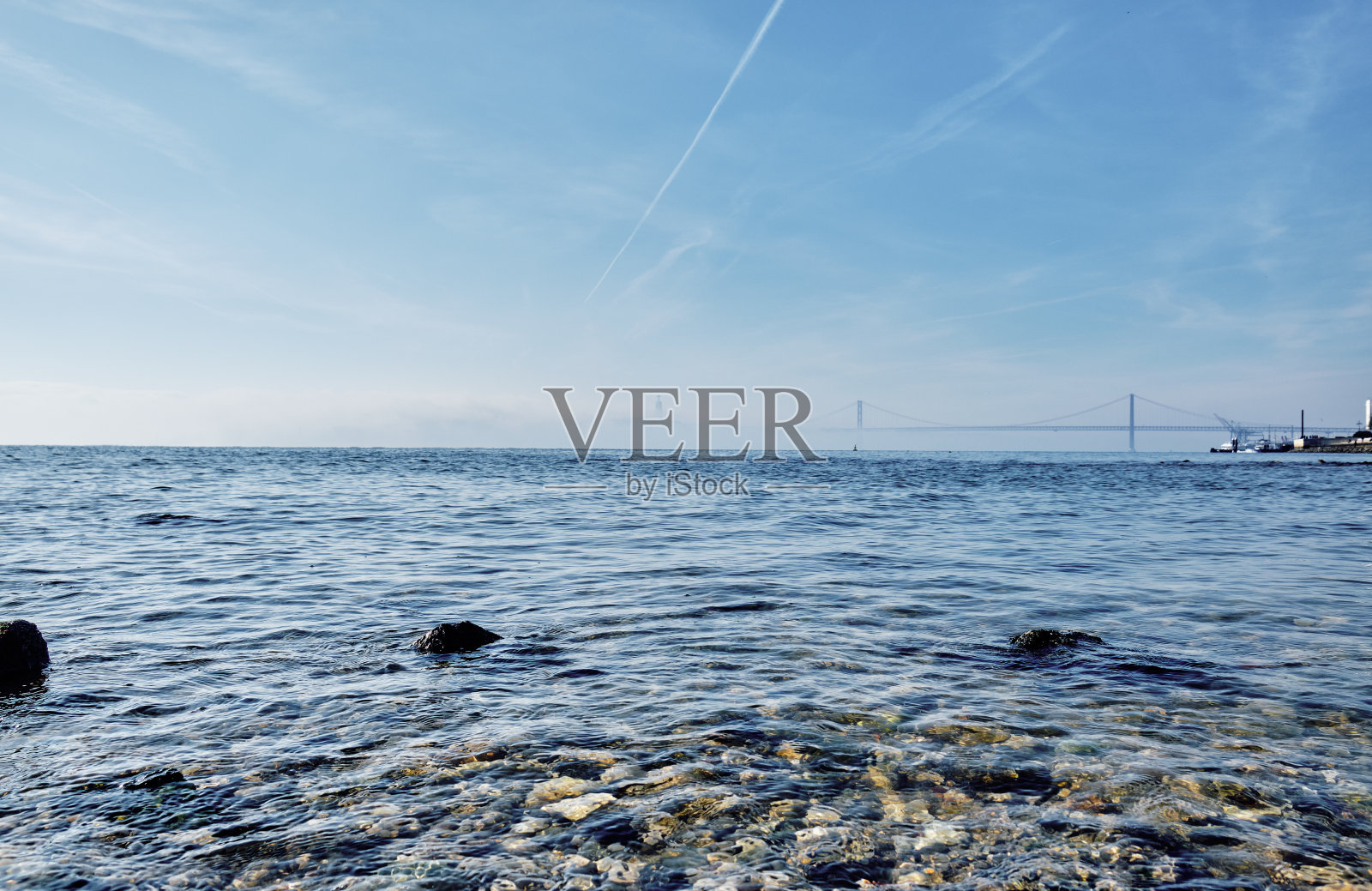 葡萄牙里斯本的艾布里尔25号大桥。照片摄影图片