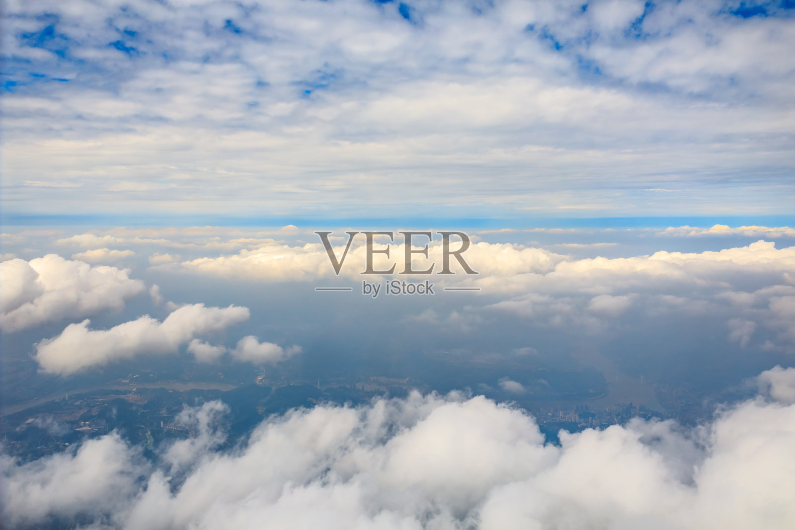 高高的蓝天和各种形状的白云照片摄影图片