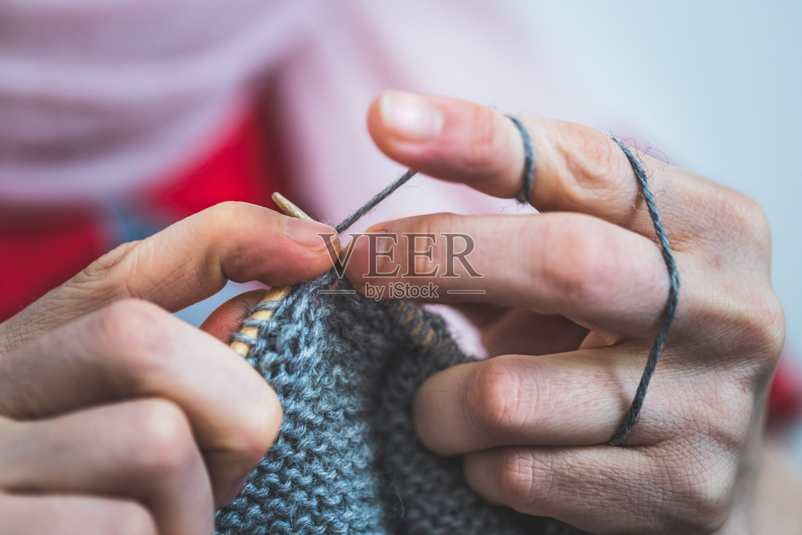 居家针织：羊毛、线和女性手指特写照片摄影图片