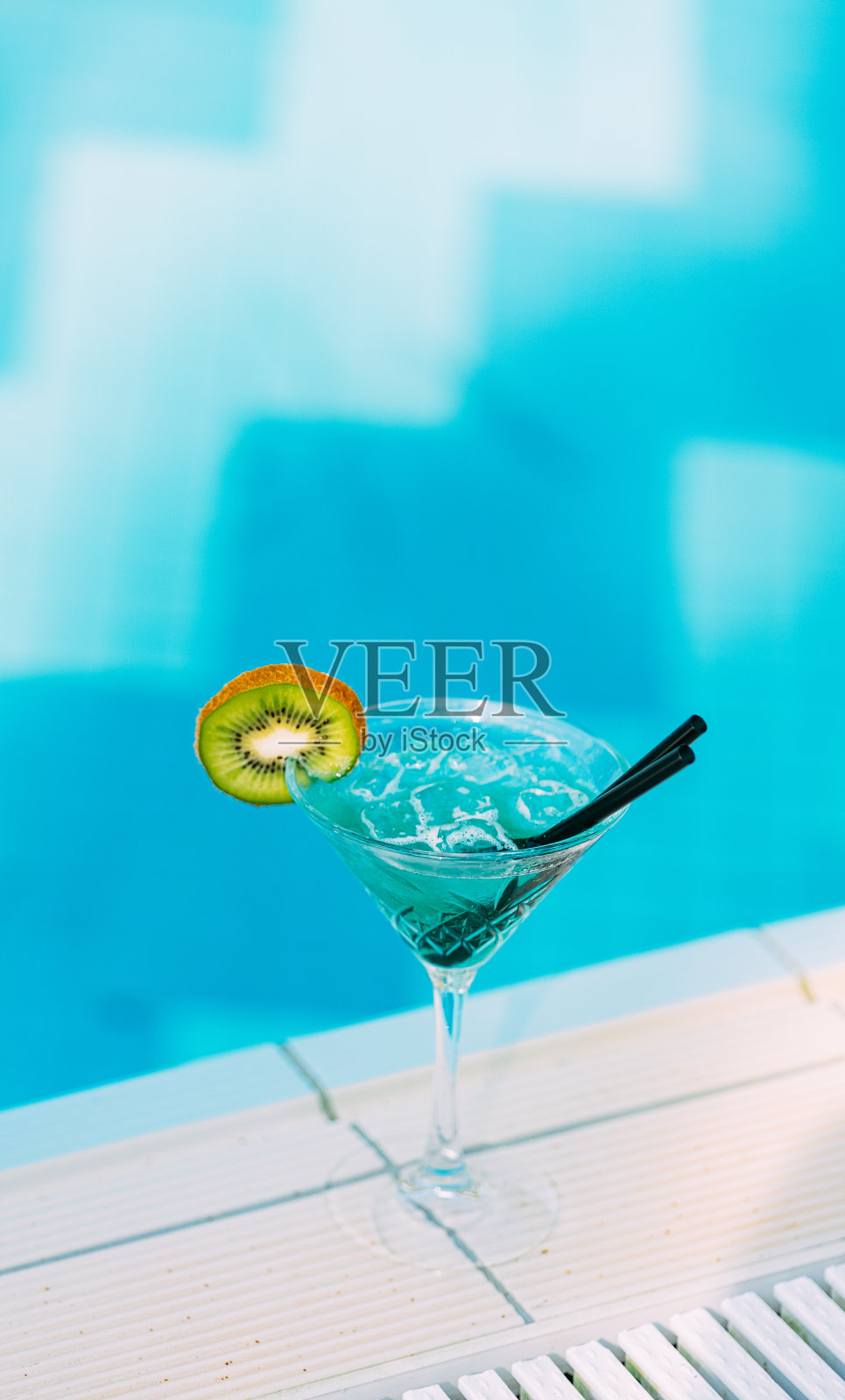 泳池边的鸡尾酒照片摄影图片