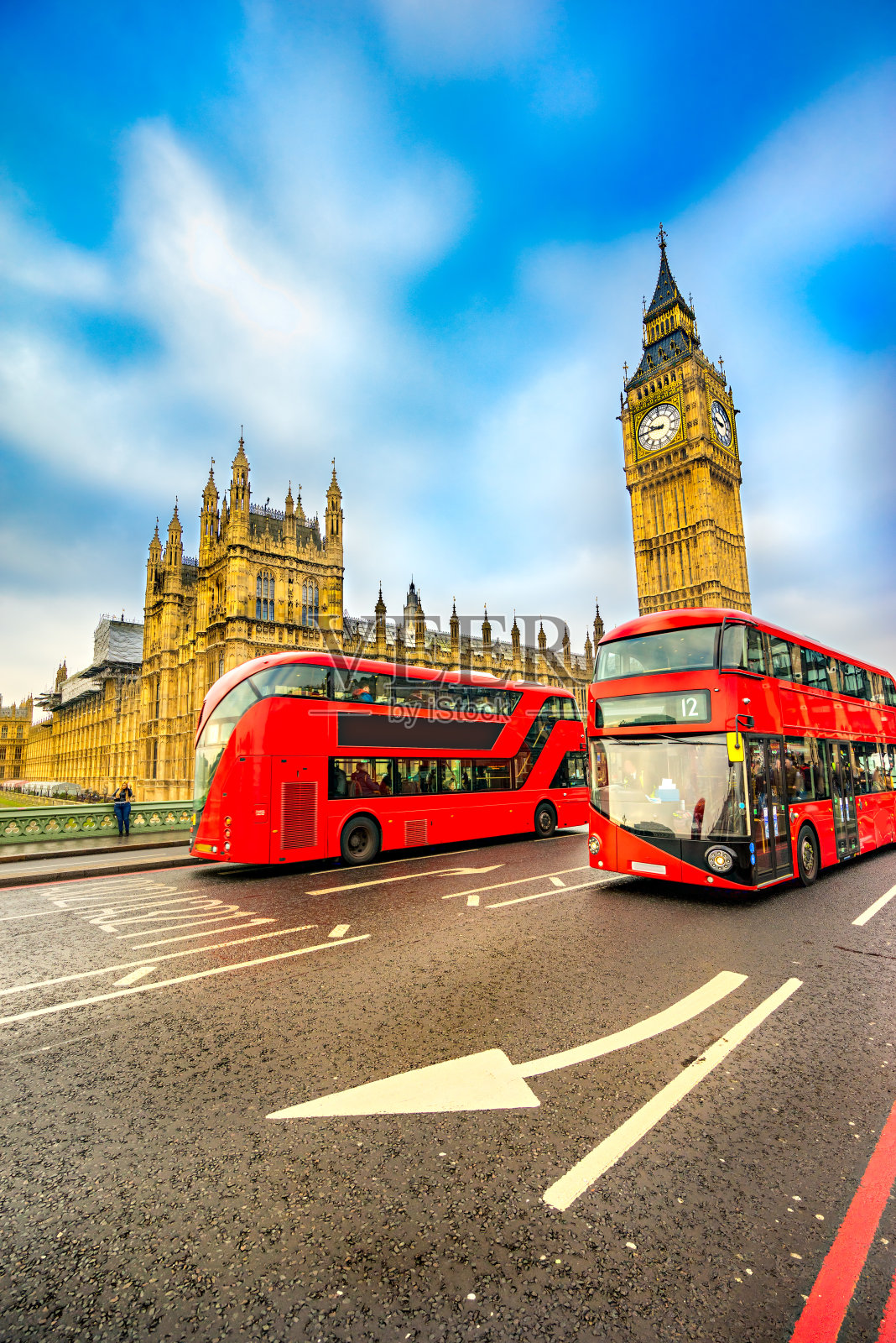 威斯敏斯特桥上的交通状况。英国伦敦照片摄影图片