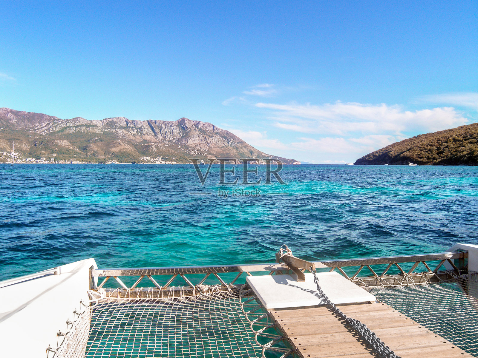 蓝色的海洋和一艘游艇照片摄影图片