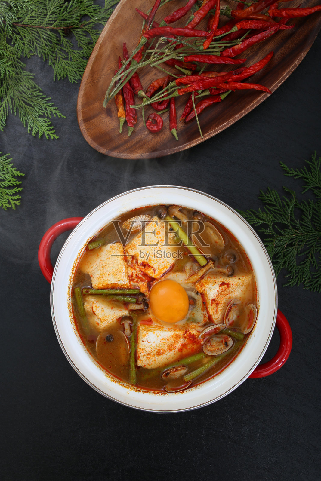 这是一种用韩式食物中的豆腐盛在锅里的热食物。照片摄影图片