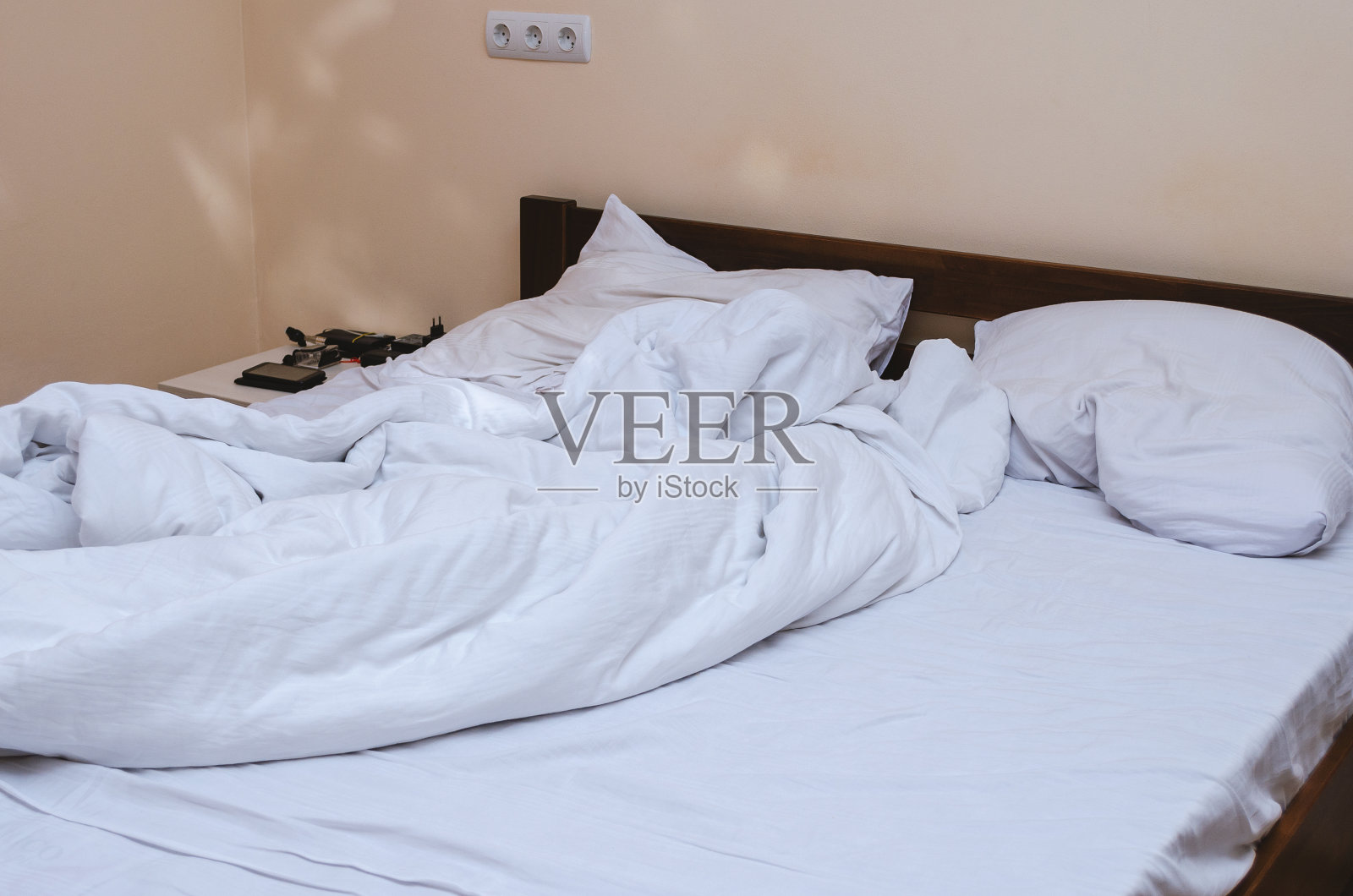 卧室床上皱巴巴的白色床上用品照片摄影图片