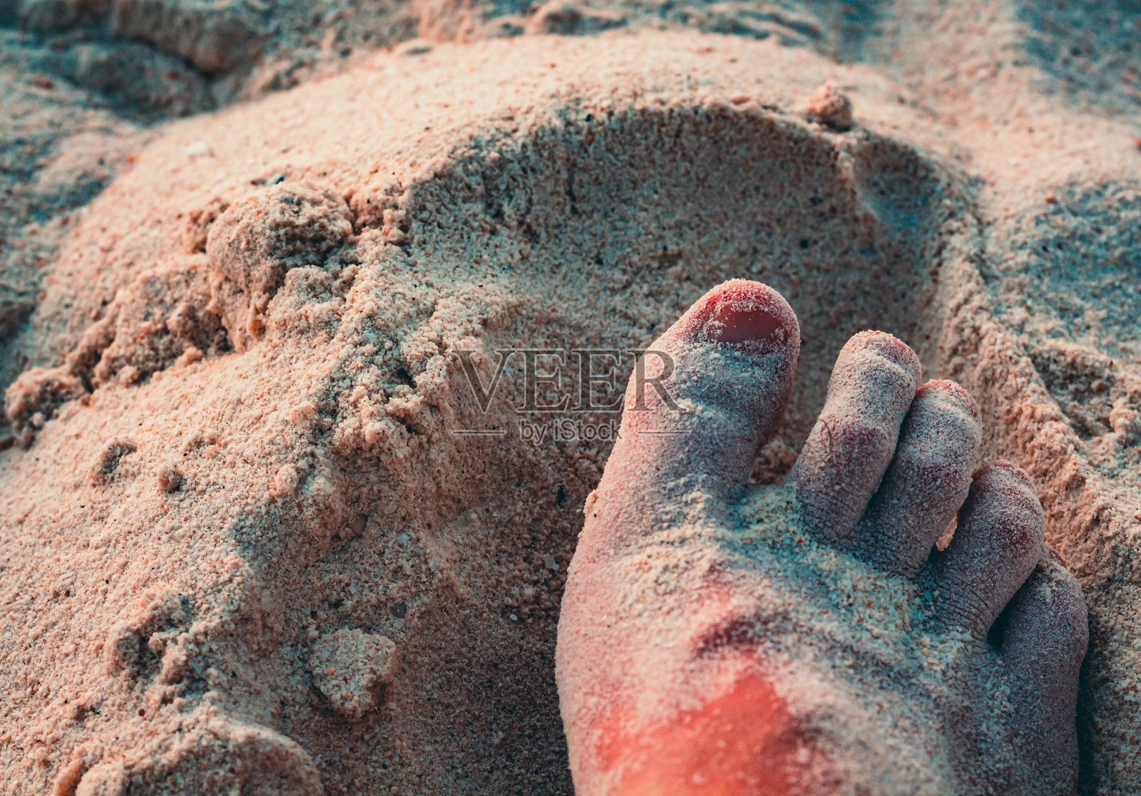 沙滩上的沙脚照片摄影图片