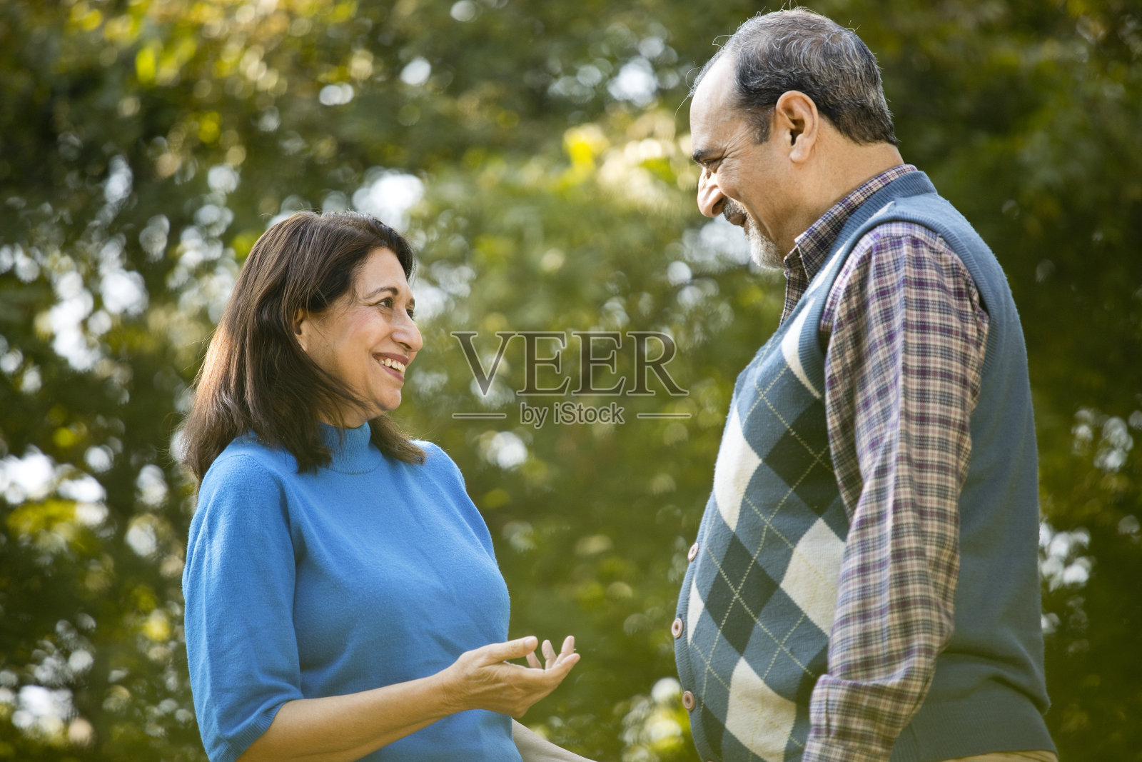 笑眯眯的老夫妇在休闲时光照片摄影图片