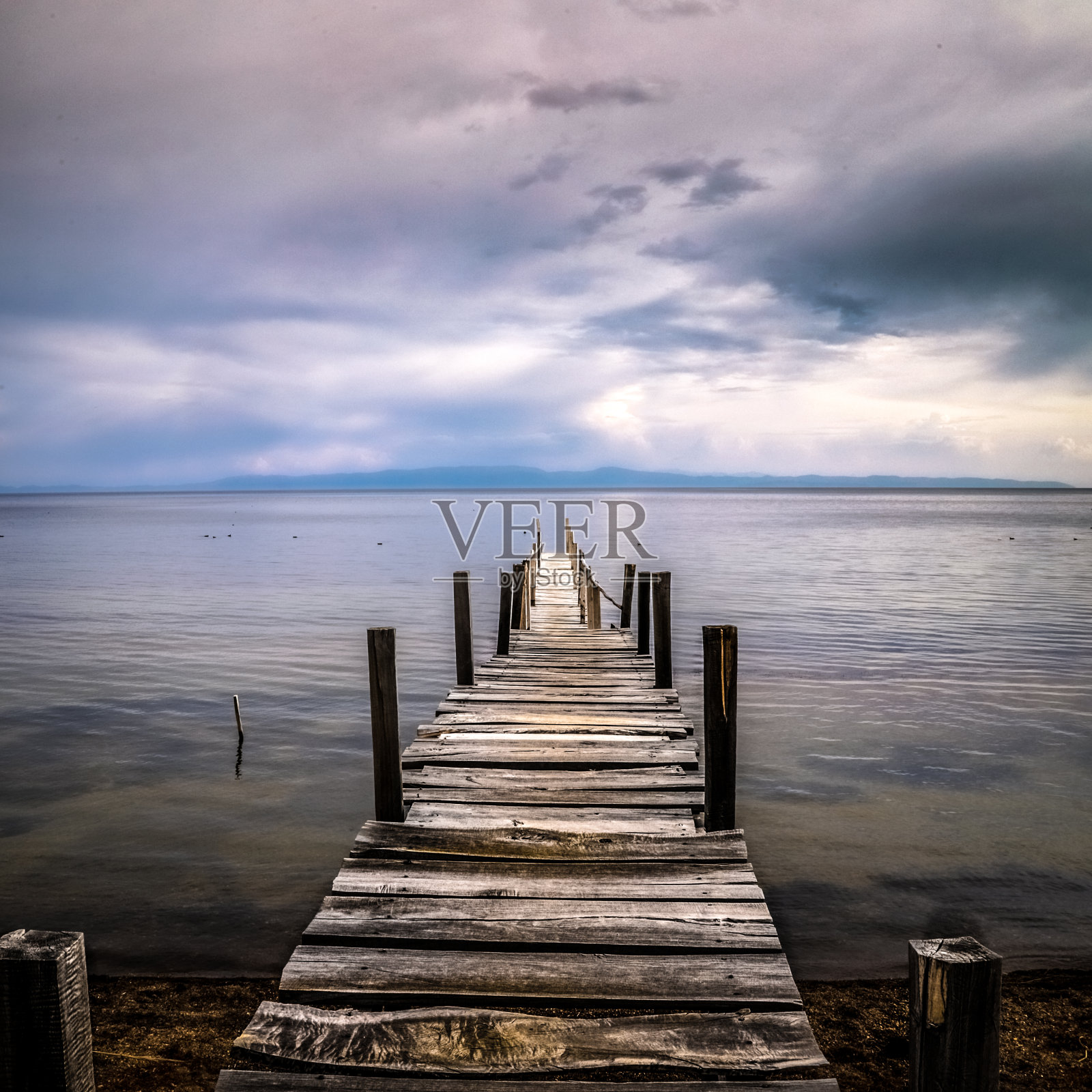 通向喀喀湖的桥照片摄影图片