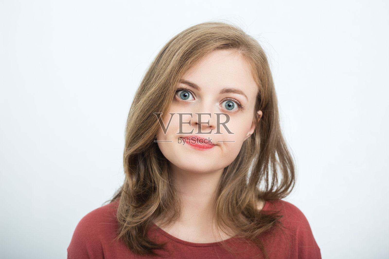 年轻的白人女性看起来困惑、恼怒、沮丧照片摄影图片