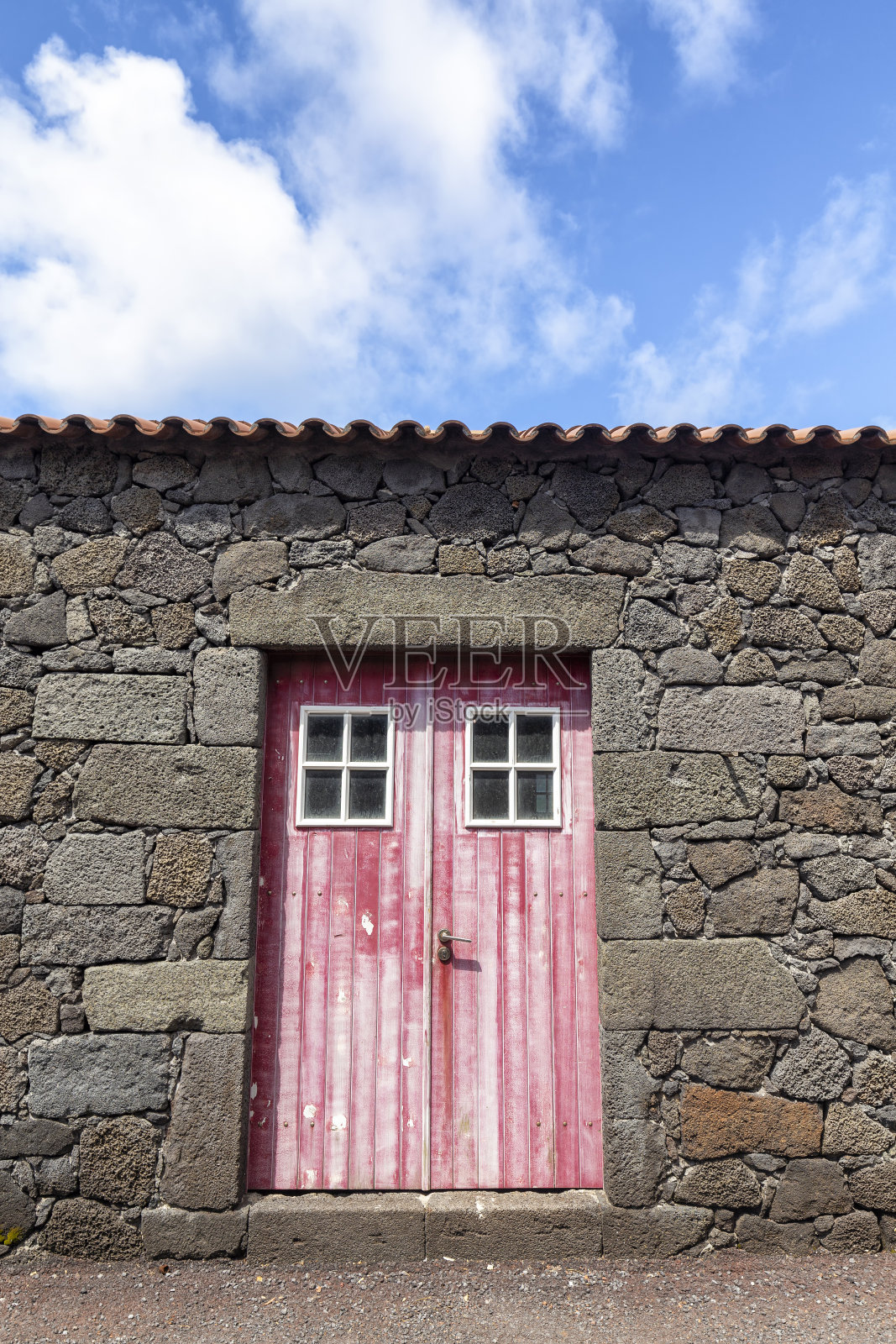 饱经风霜的红门照片摄影图片