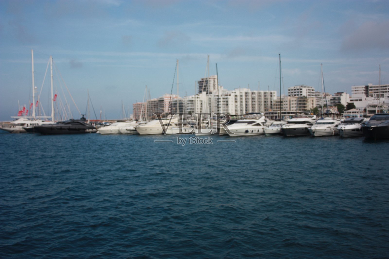 西班牙伊维萨岛伊维萨港，船只和游艇停泊在巴利阿里群岛VIP区蓝色水域照片摄影图片