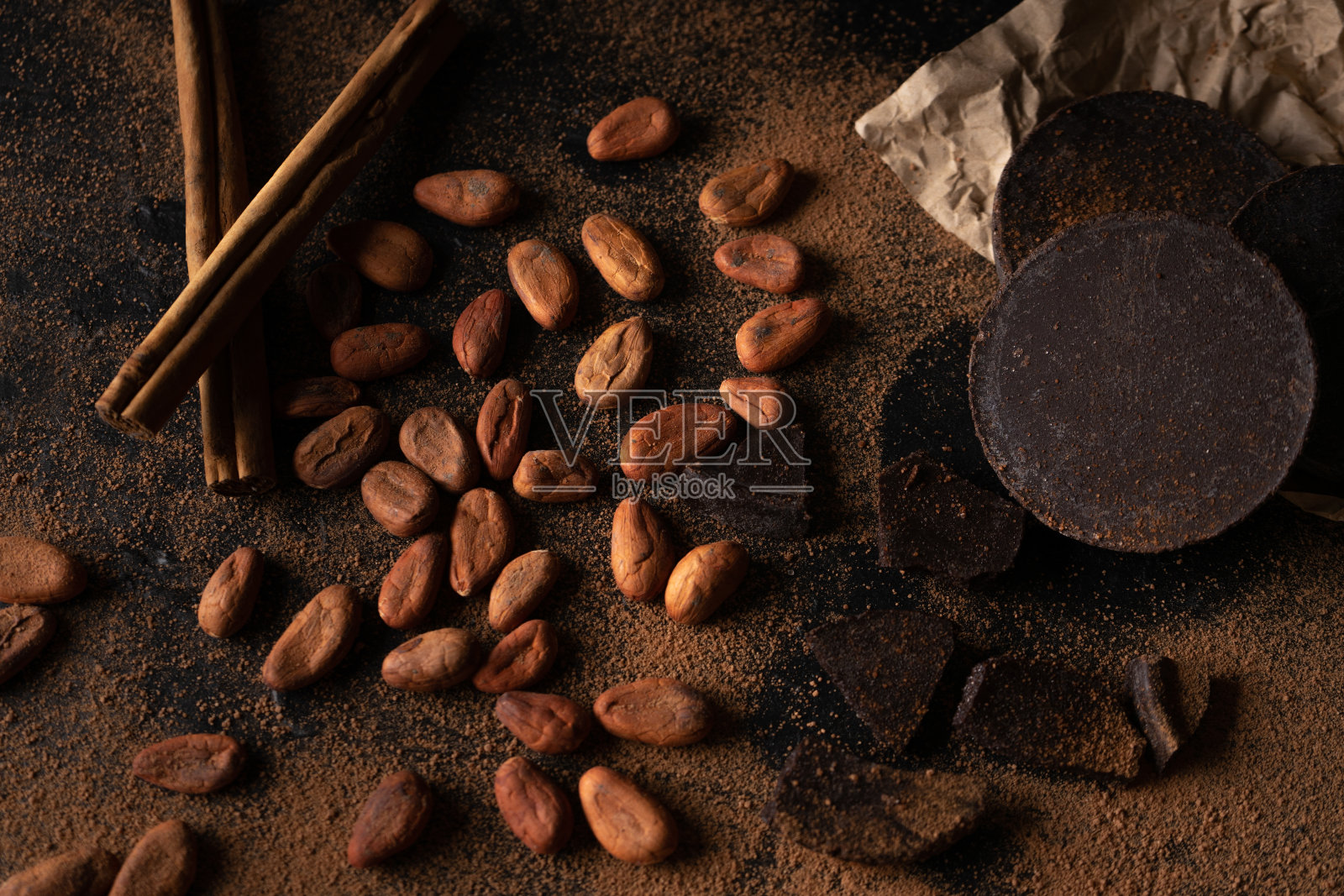 黑色背景下的可可豆和巧克力照片摄影图片