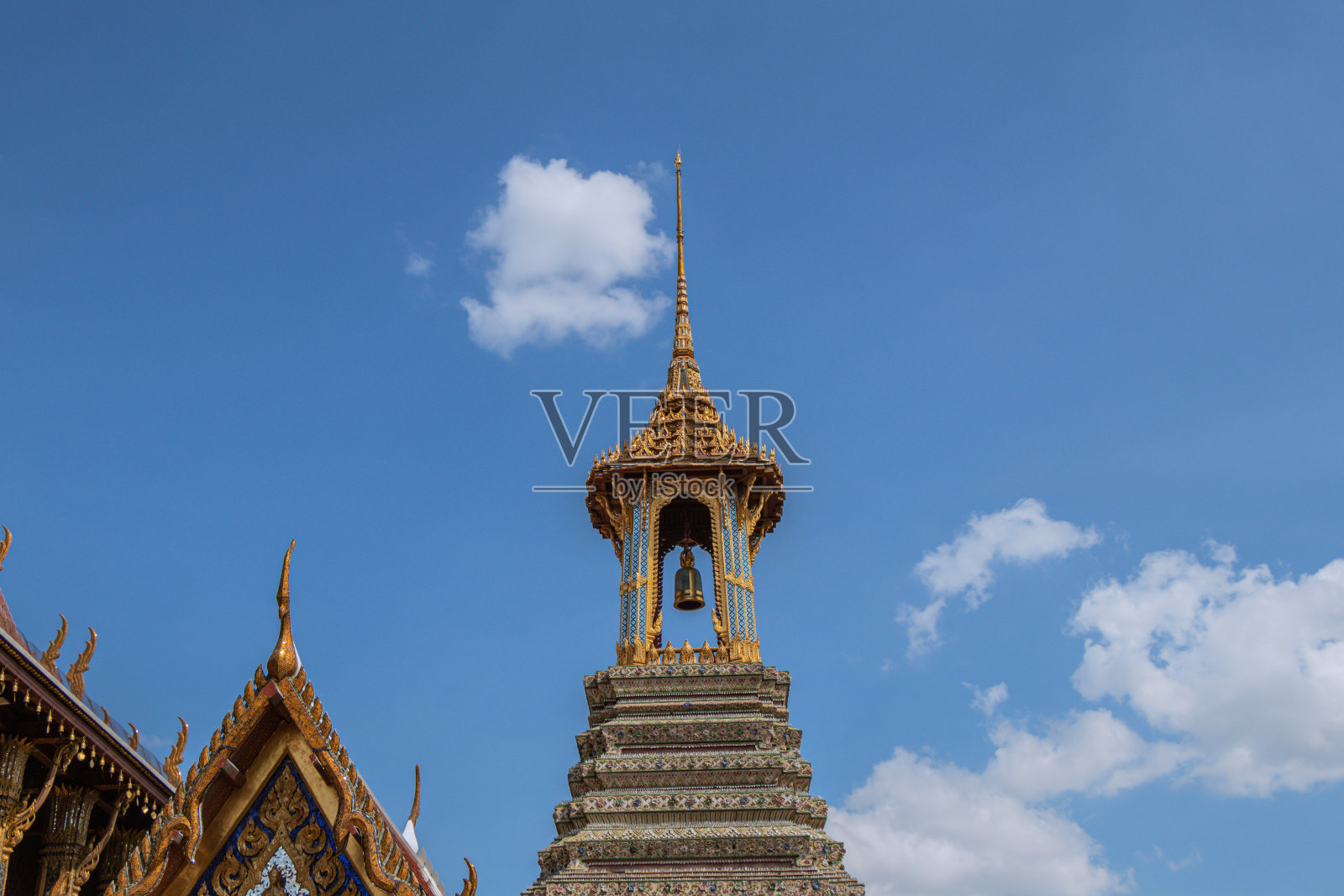 泰国曼谷大皇宫和玉佛寺的金色钟楼（วัดพระแก้ว）照片摄影图片