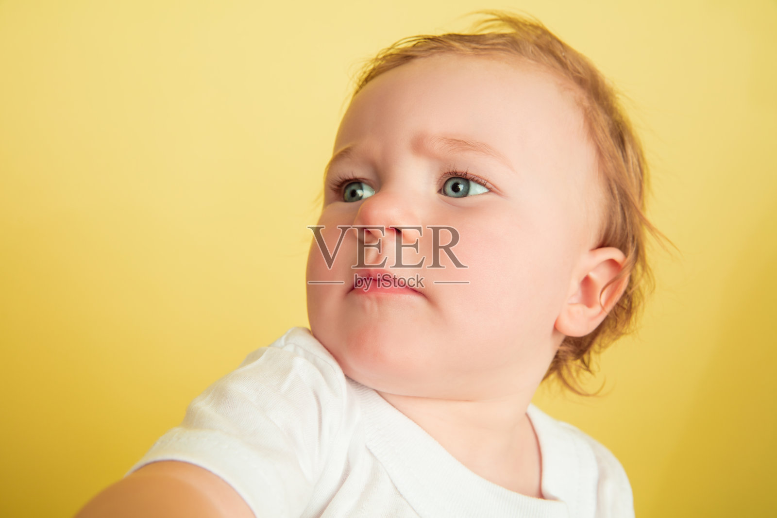 在黄色影棚背景下的白人小女孩照片摄影图片