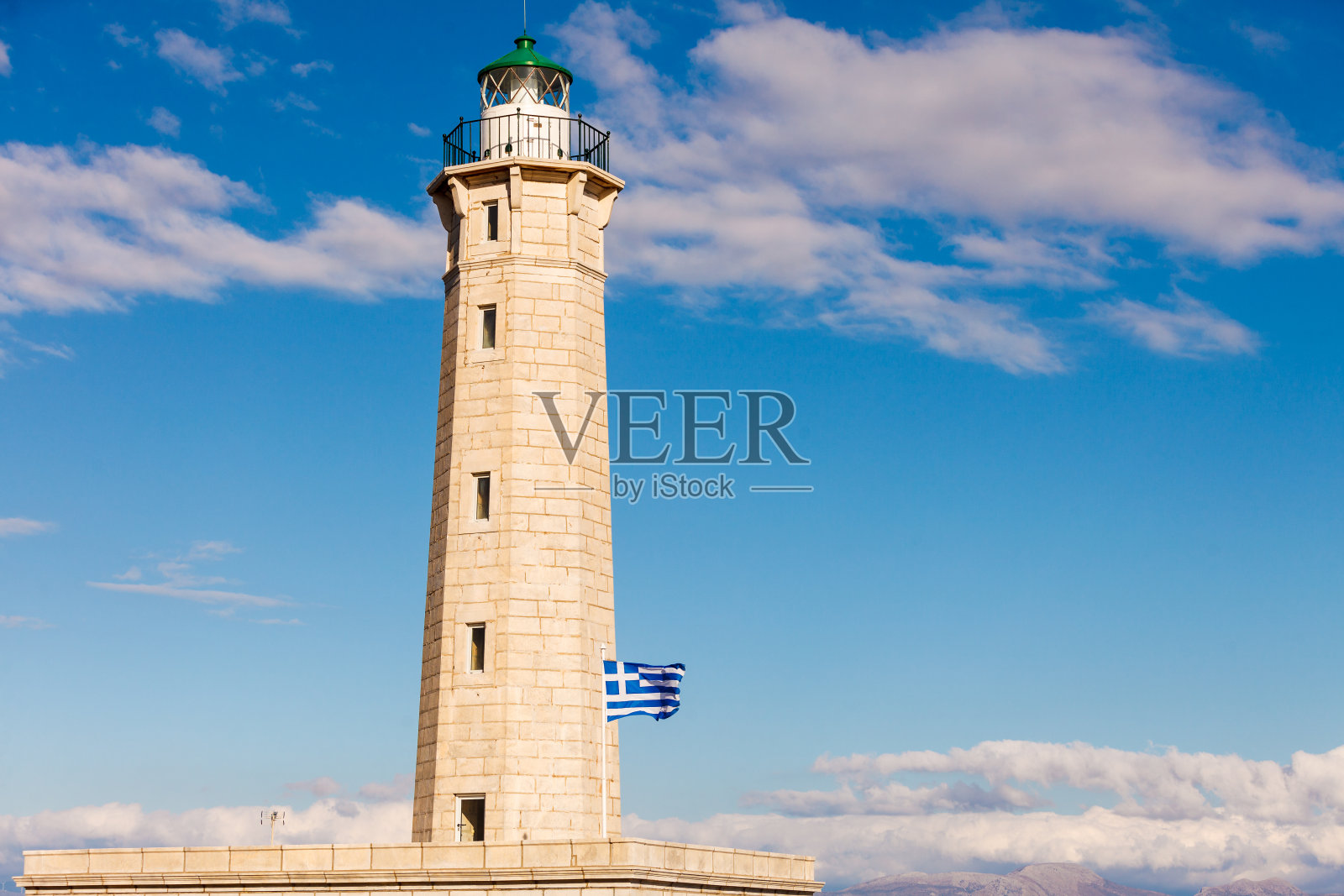 Gythio附近的灯塔，蓝天映衬照片摄影图片