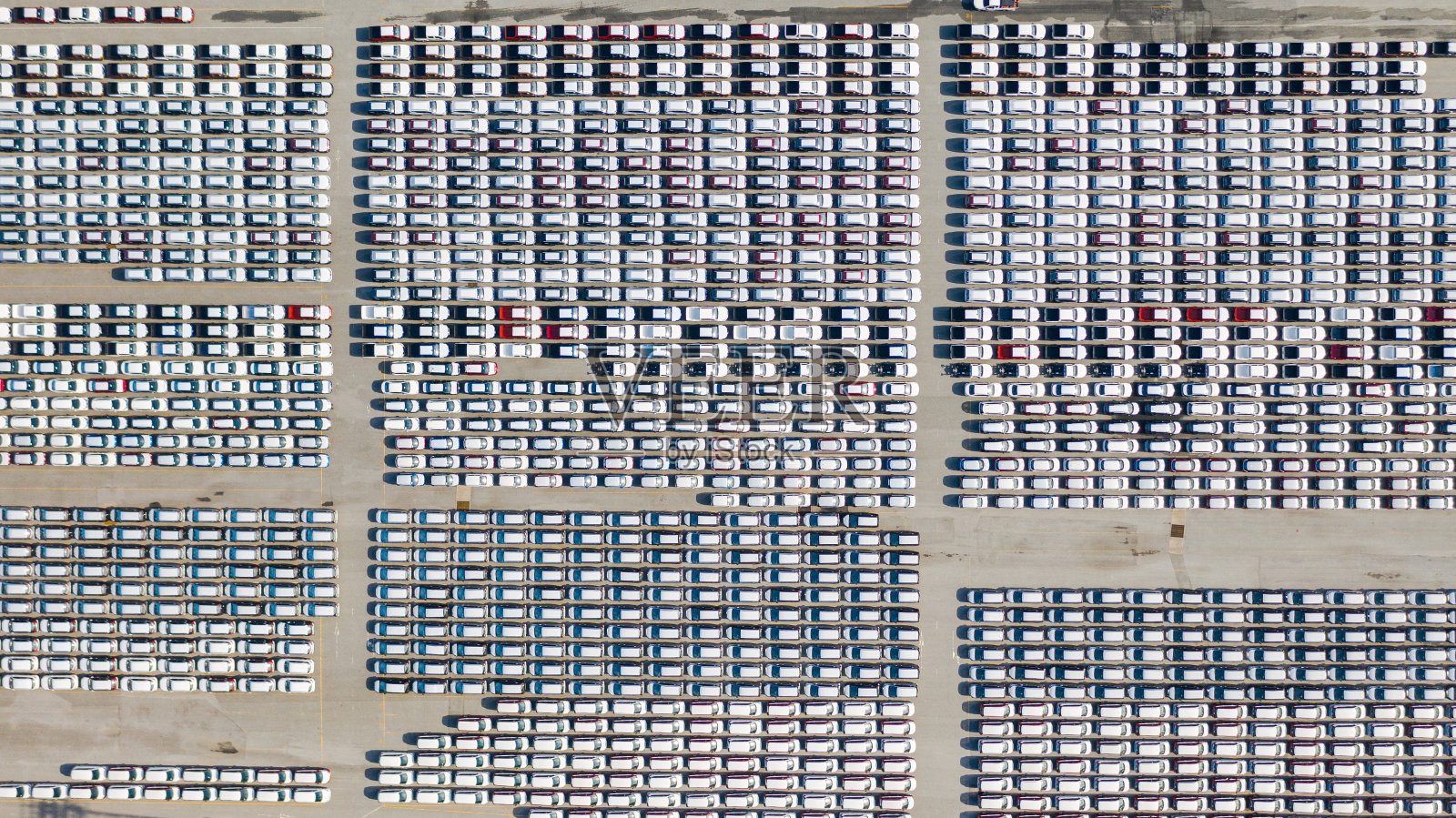 鸟瞰图大量车辆停在停车场的新车出口照片摄影图片