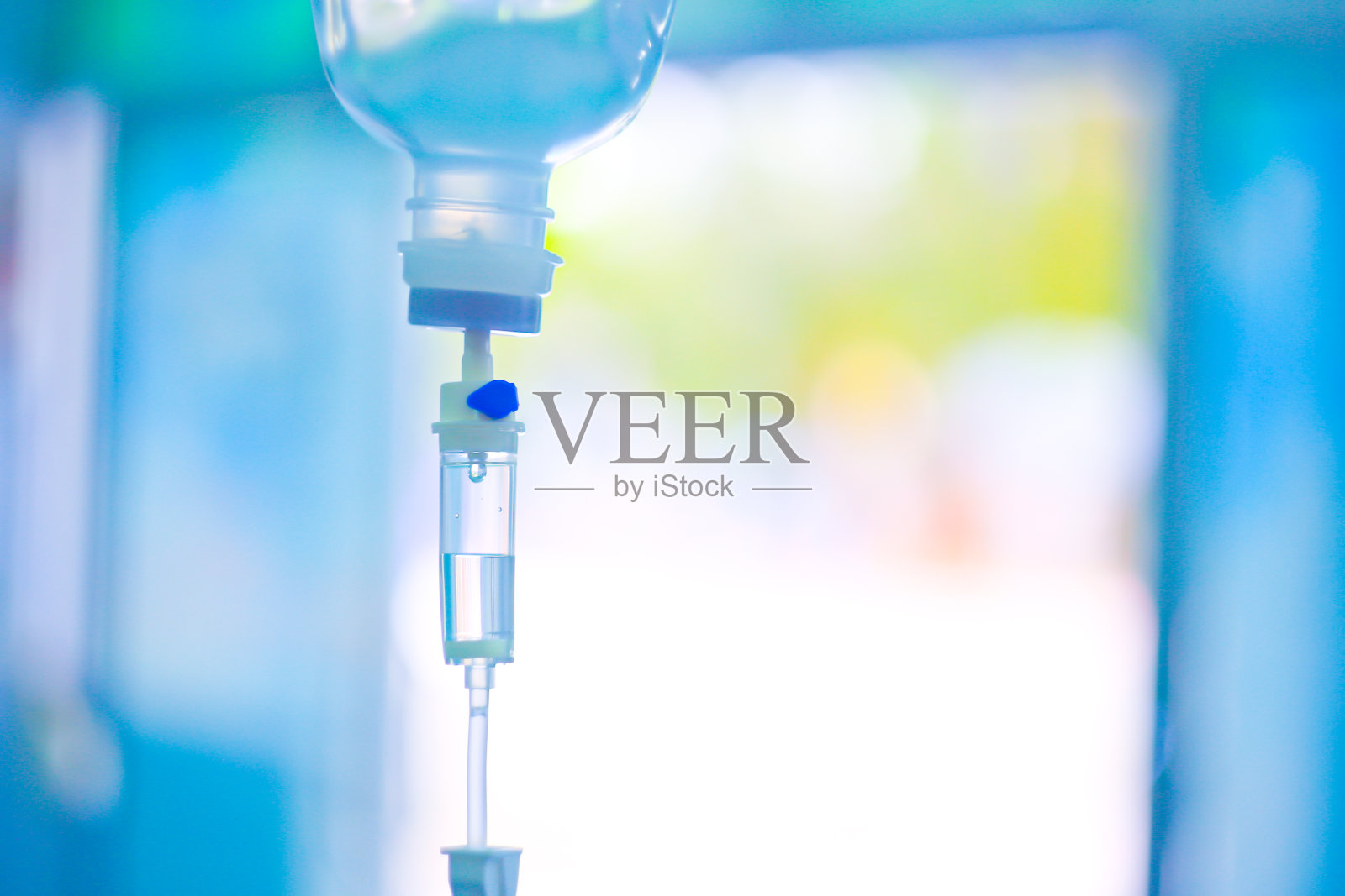 设静脉输液，静脉滴注生理盐水，医院病房点滴，医疗理念，治疗急诊，注射药物输液，护理化疗，理念。蓝光背景，选择性聚焦照片摄影图片