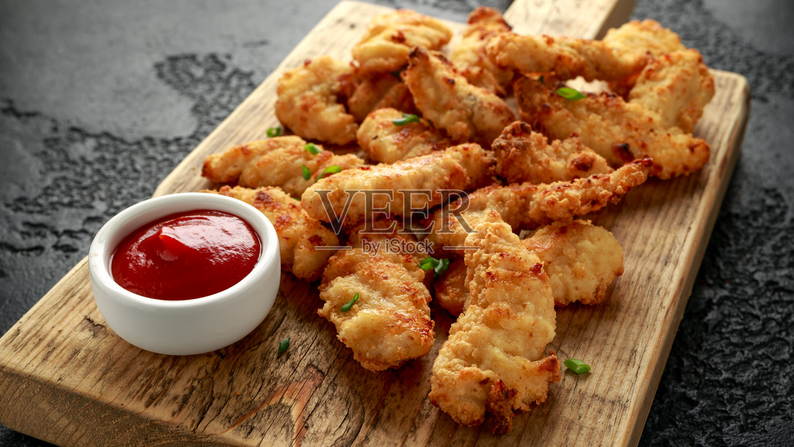 奶油鸡块配番茄酱在木板上照片摄影图片