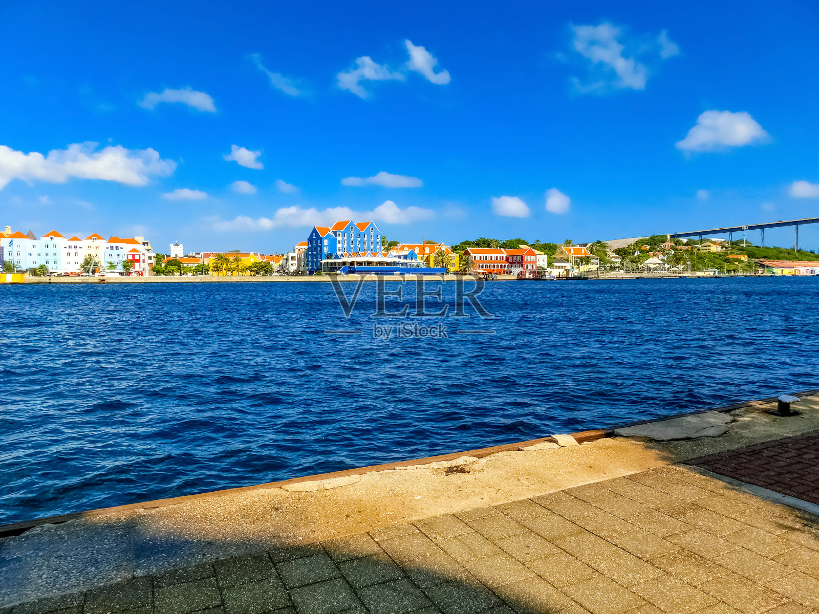 荷兰库拉索市的威廉斯塔德——库拉索市街道上五颜六色的建筑照片摄影图片