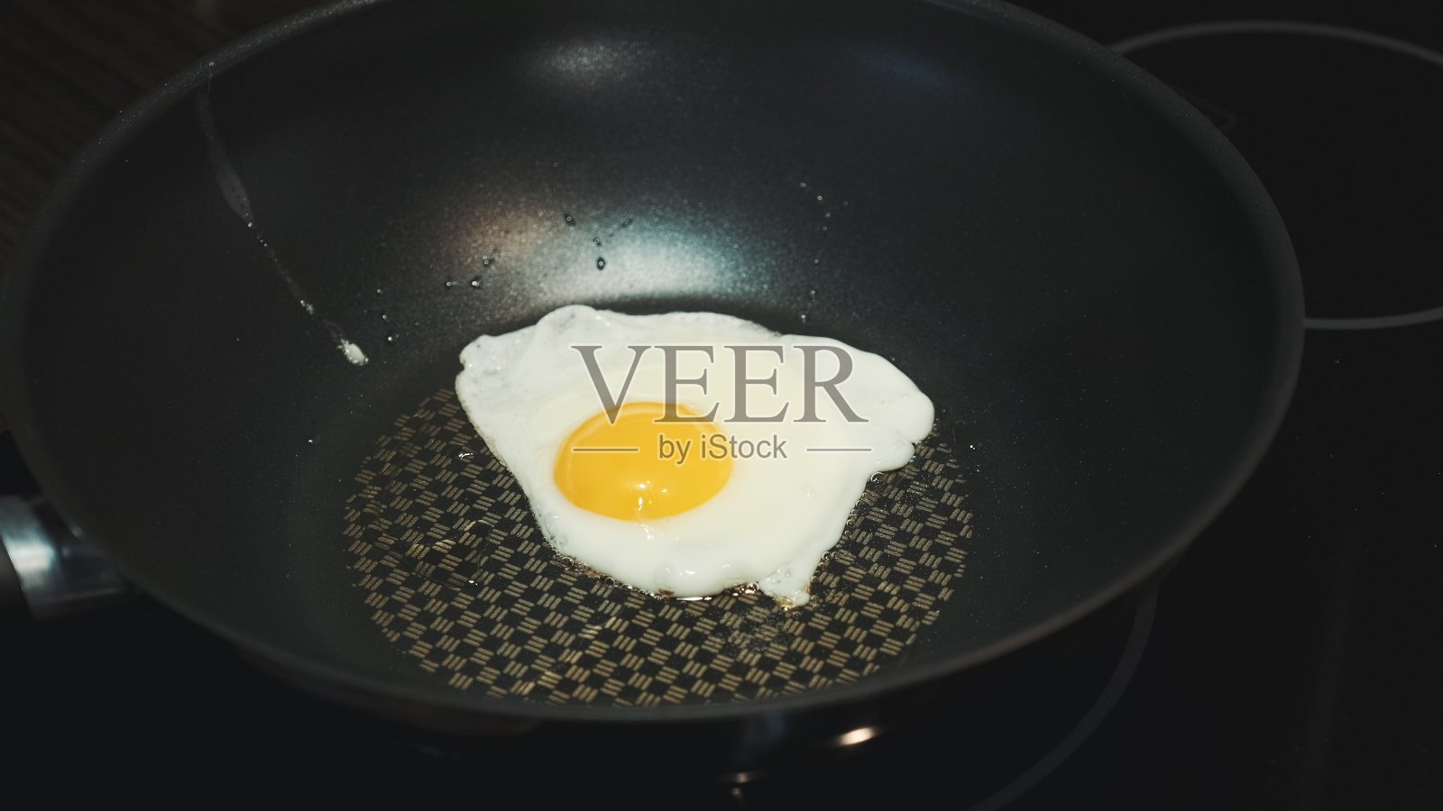 在煎锅上煮鸡蛋的特写照片摄影图片