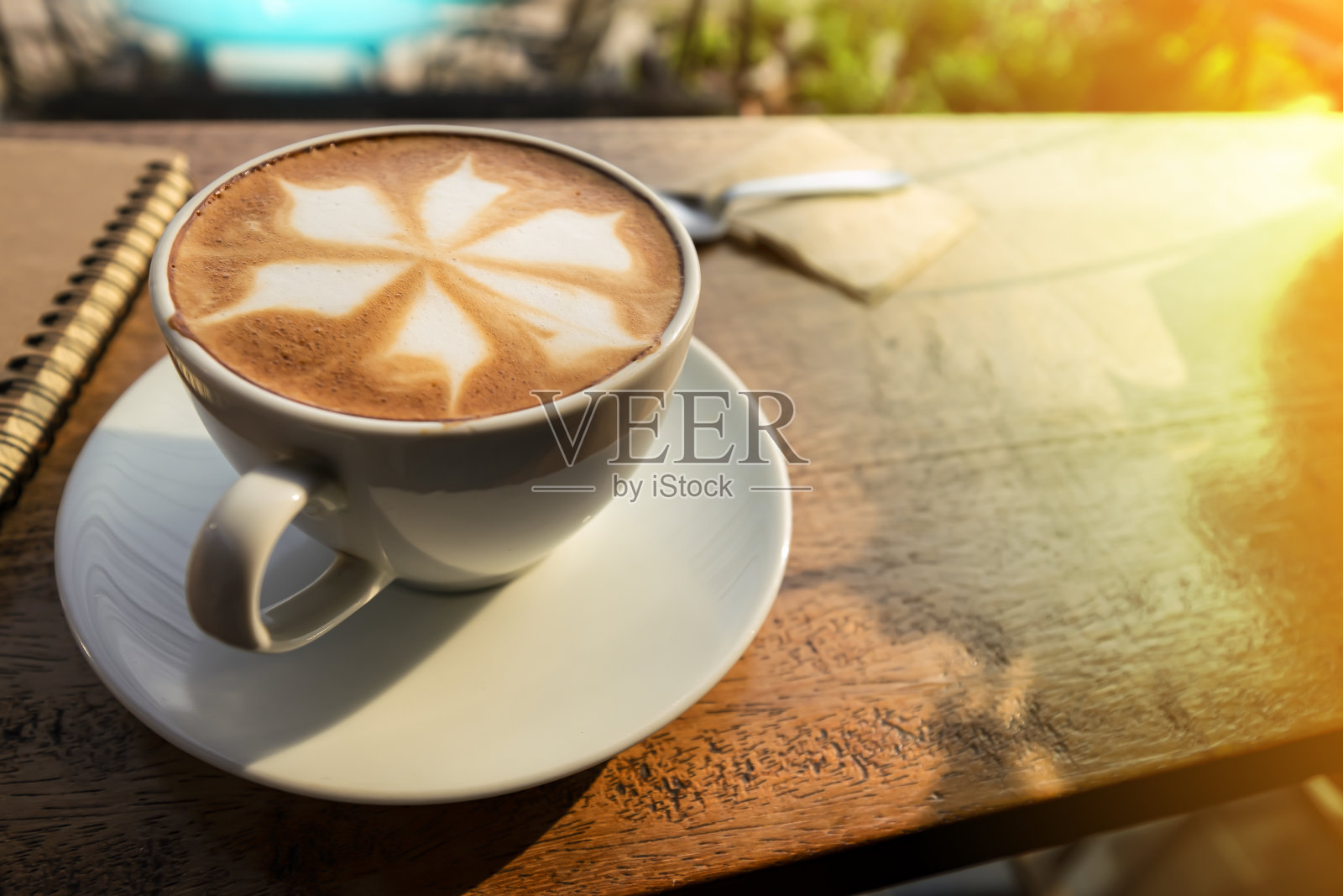 复古白色咖啡杯套装与拿铁艺术咖啡装饰，不锈钢勺和笔记本在复古木桌上的咖啡摄影照片摄影图片