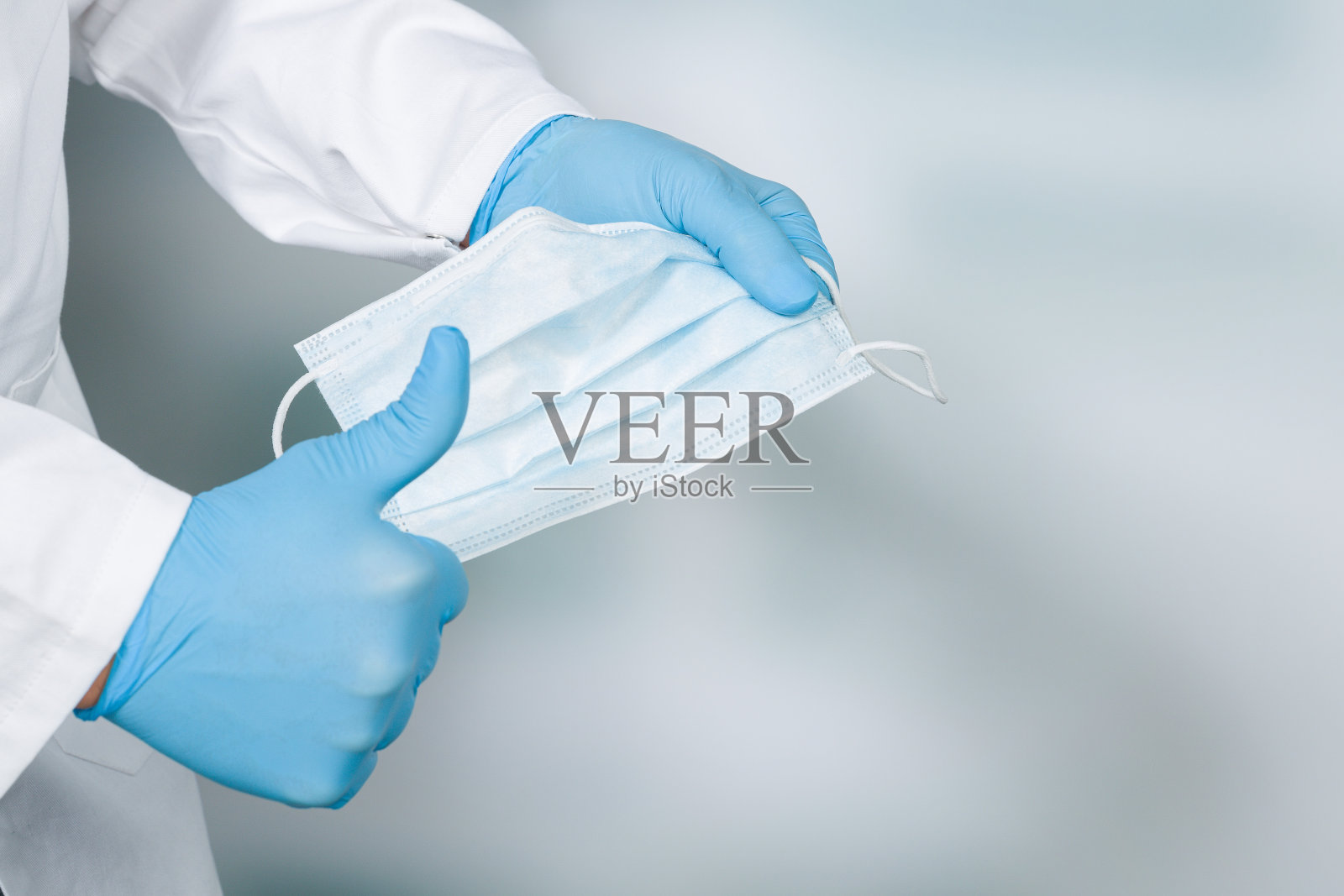 医生戴医用口罩特写照片摄影图片