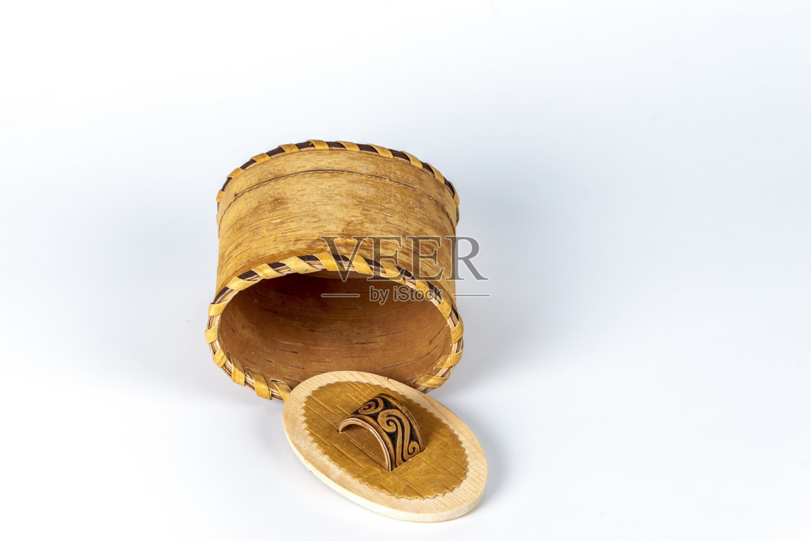 篮子的桦树皮(星期二)与盖子在一个白色的背景。食品容器照片摄影图片