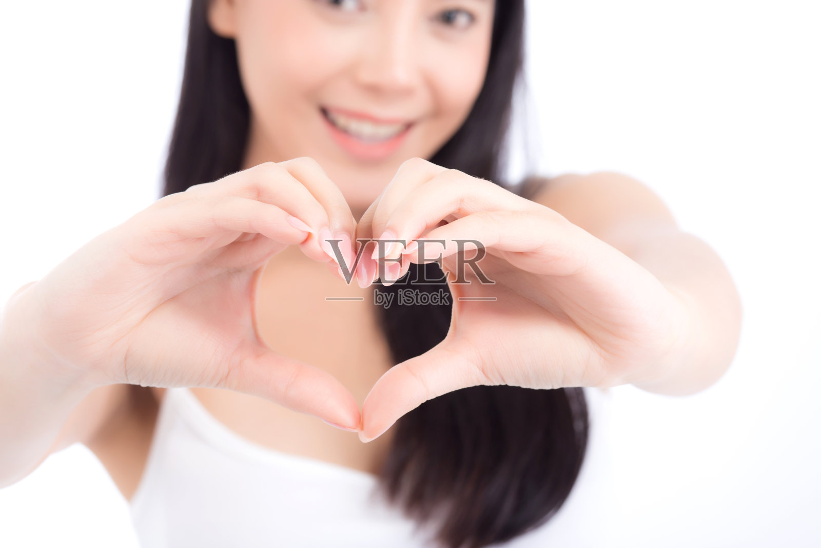 美丽的亚洲女人用手比心，在白色背景下的女孩模特肖像，医疗保健概念照片摄影图片