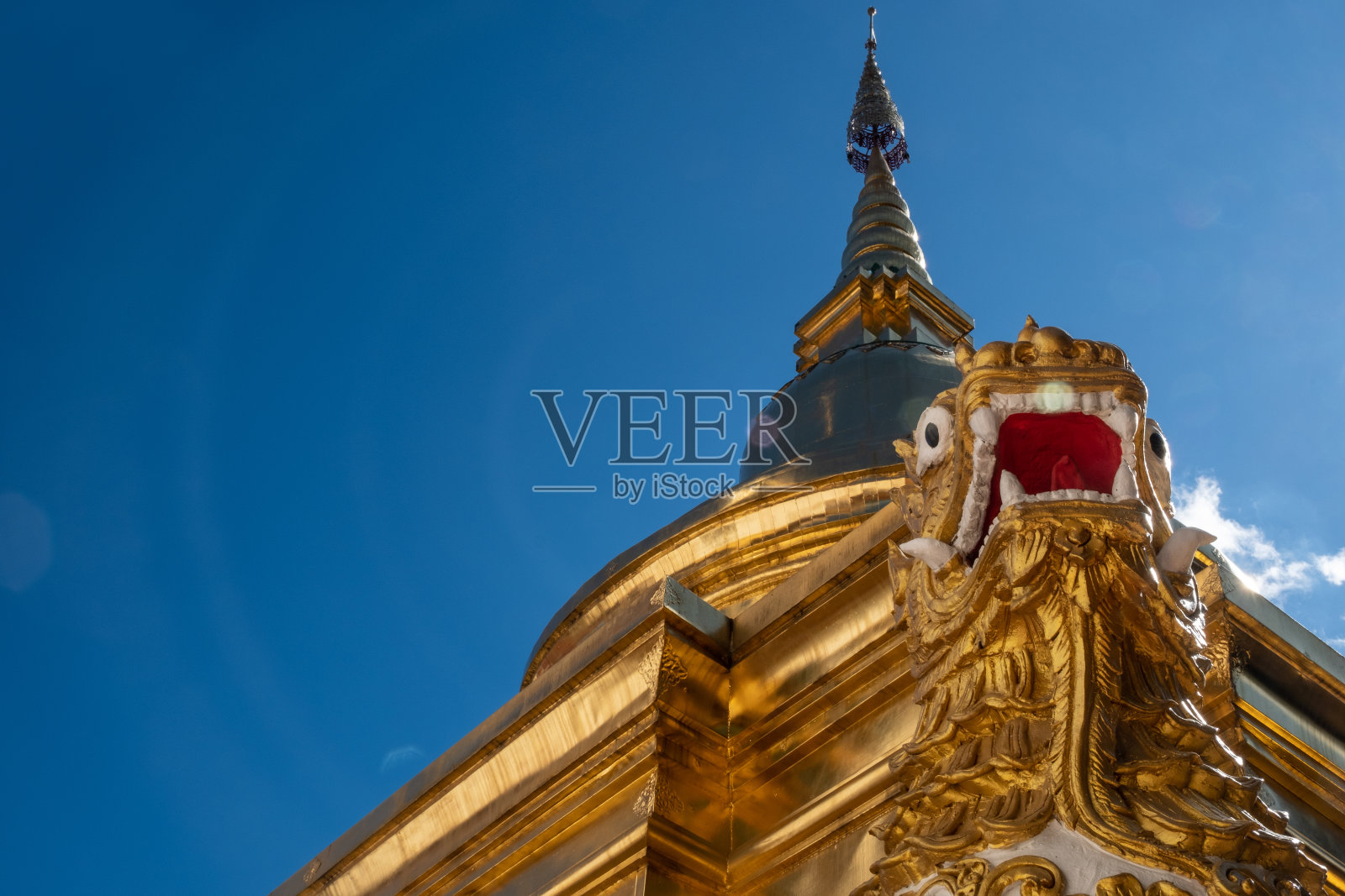 位于辛格寺的镀金僧伽罗风格宝塔，里面有佛骨。照片摄影图片