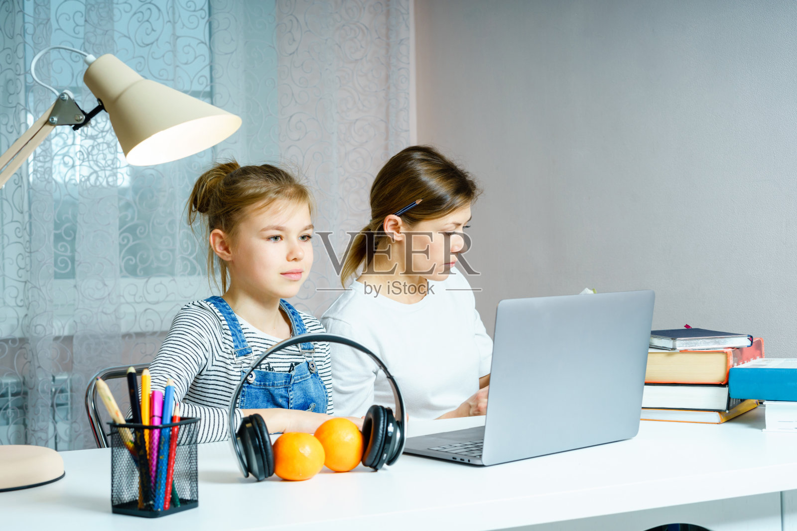 母女一起做学校作业，教育概念照片摄影图片