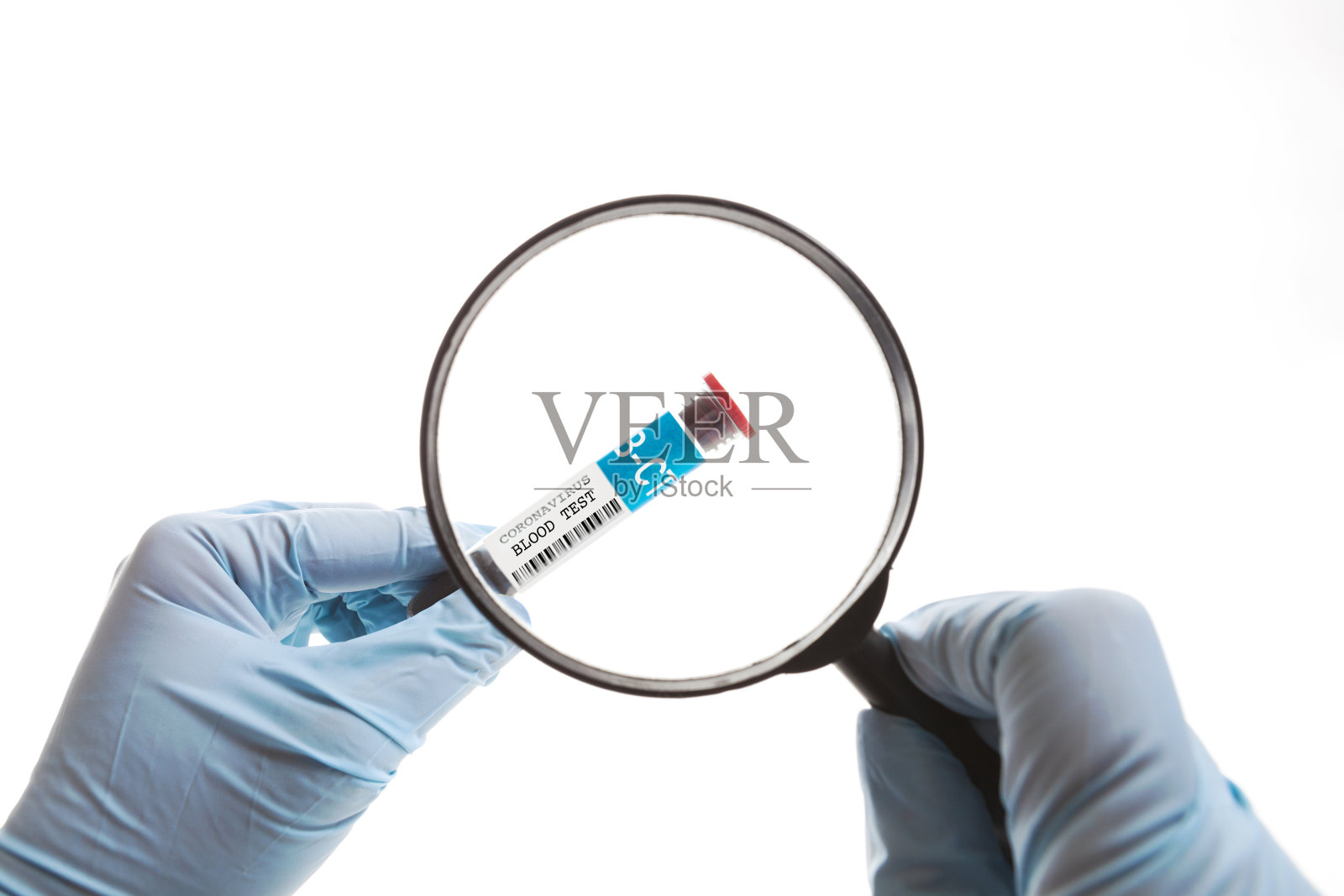 用放大镜拿着冠状病毒检测用的血液照片摄影图片