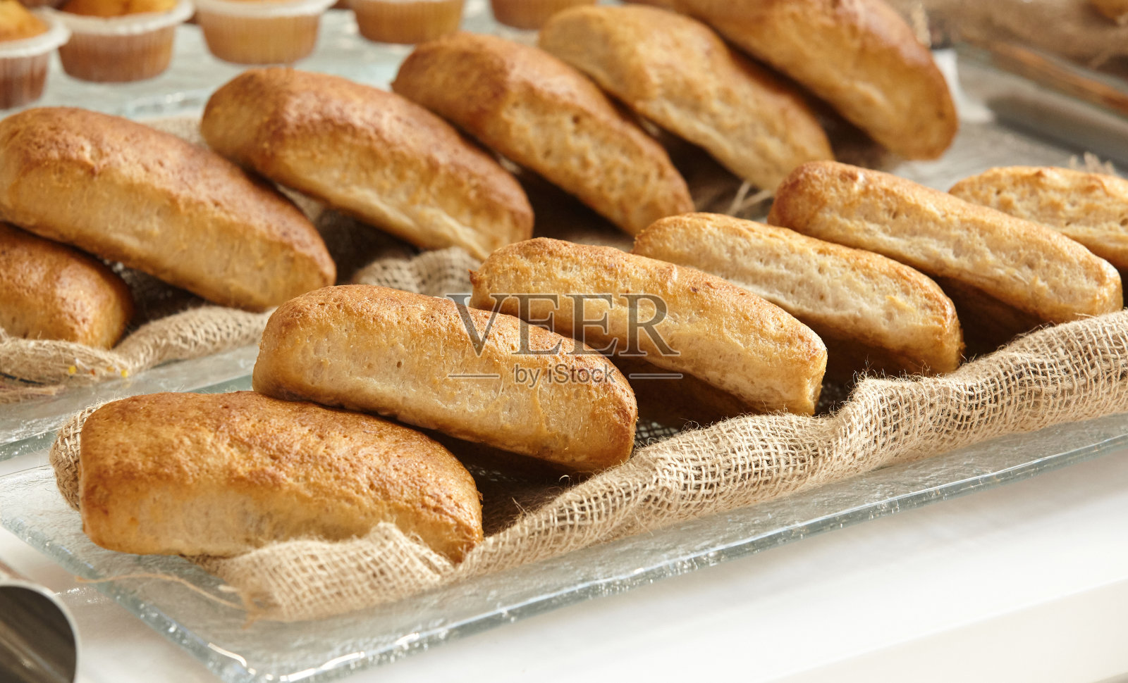 全麦面粉小圆面包，铺在粗麻布上照片摄影图片