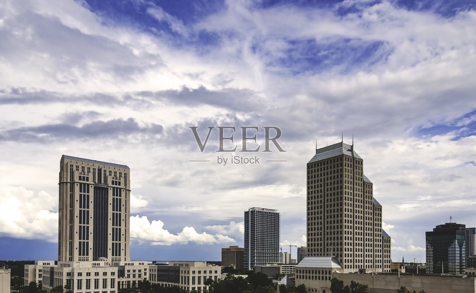 佛罗里达的奥兰多，高楼林立的共管公寓、金融区和橘郡法院照片摄影图片