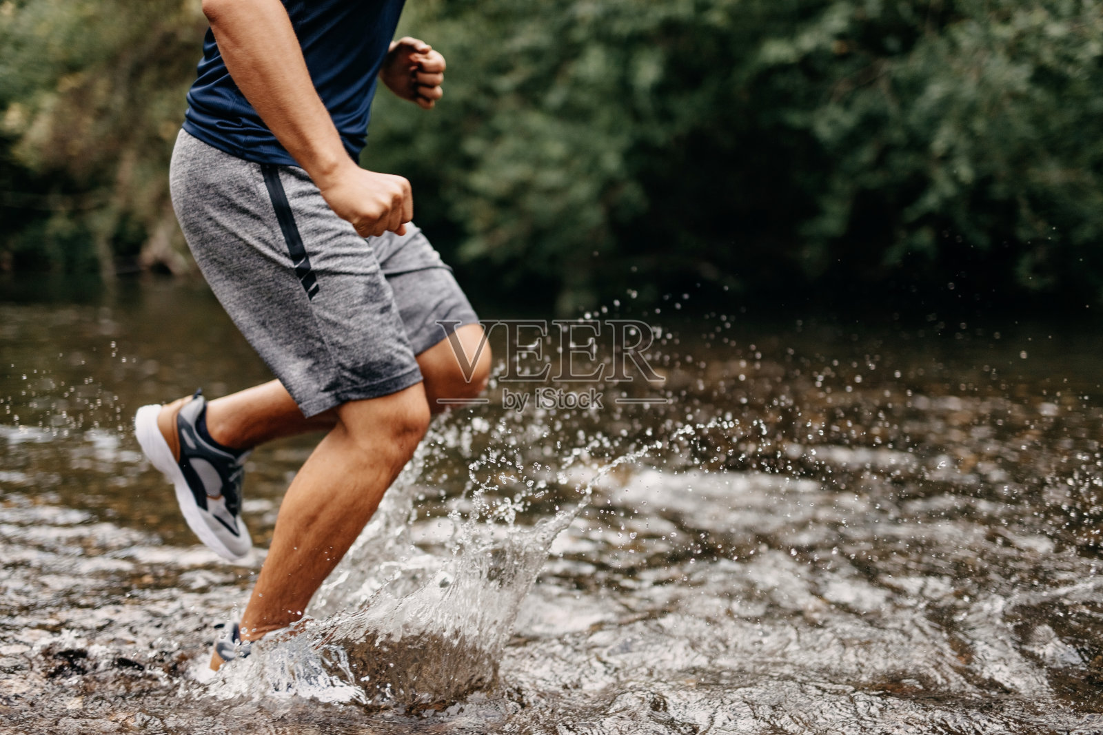 跑步者休息一下以保持精力充沛照片摄影图片