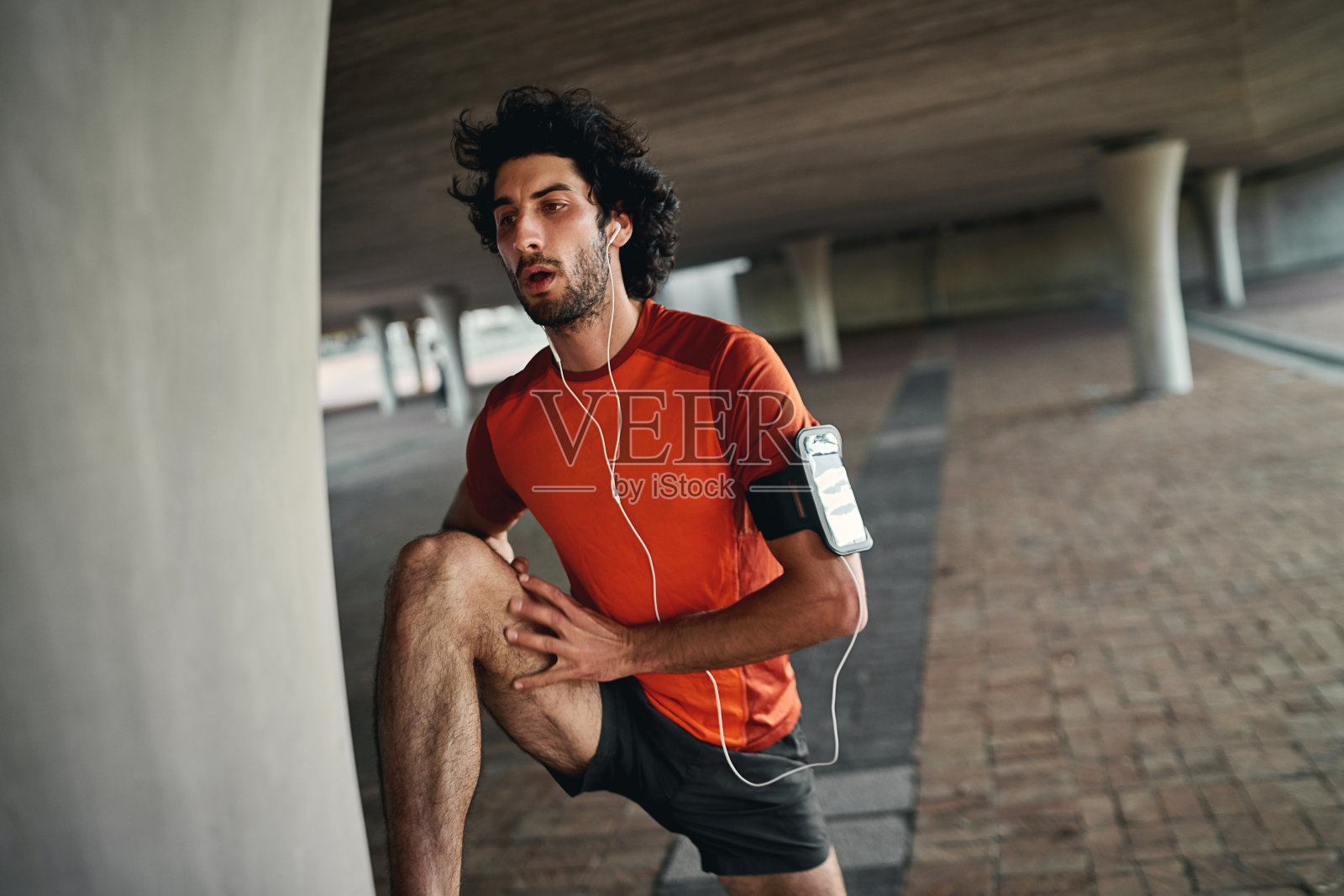 戴耳机热身的健壮男人户外肖像照片摄影图片