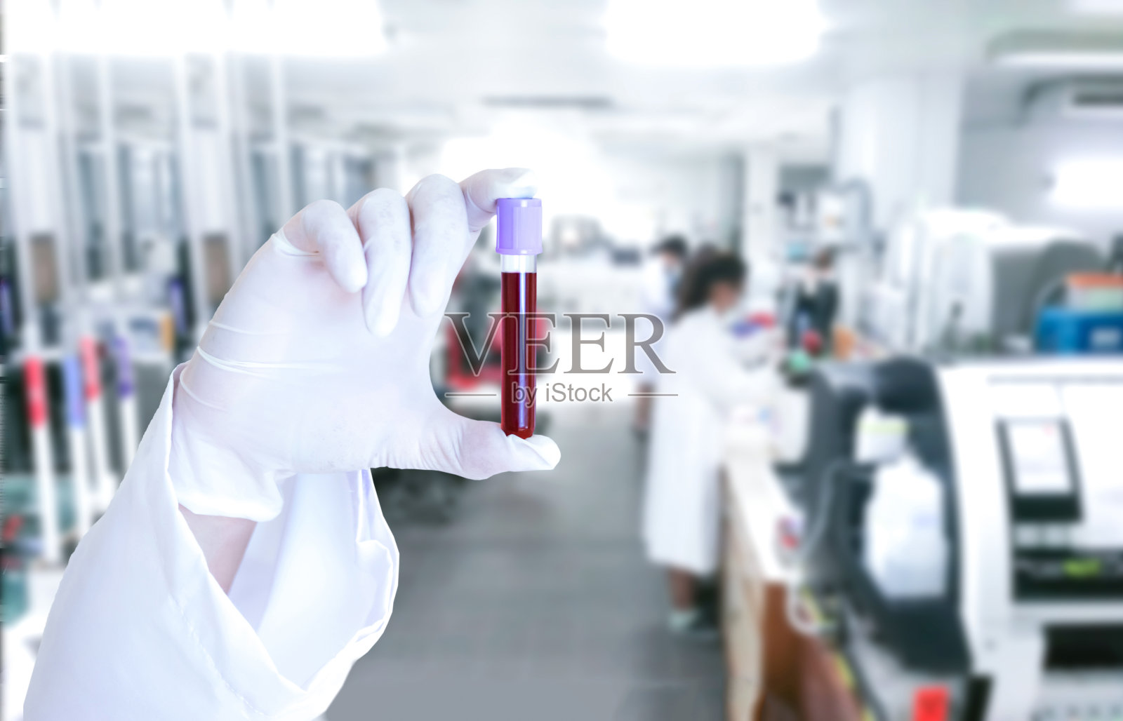 医学科学家在实验室进行血液病毒检测照片摄影图片