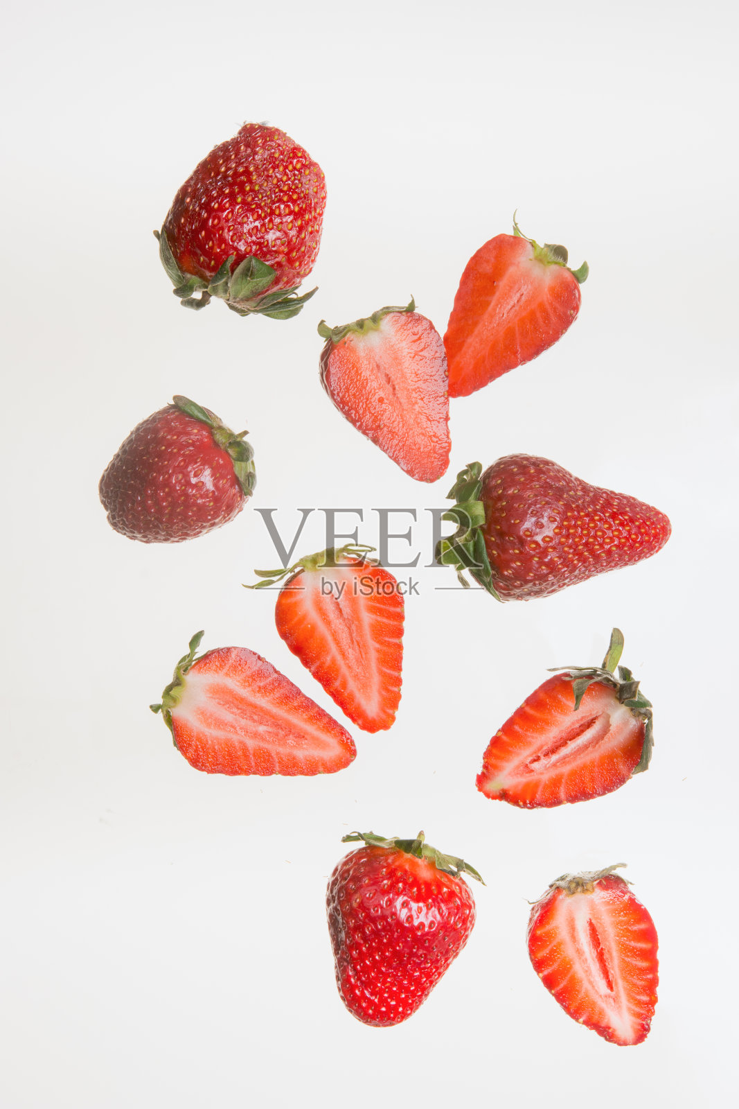 白色背景上的新鲜草莓片照片摄影图片