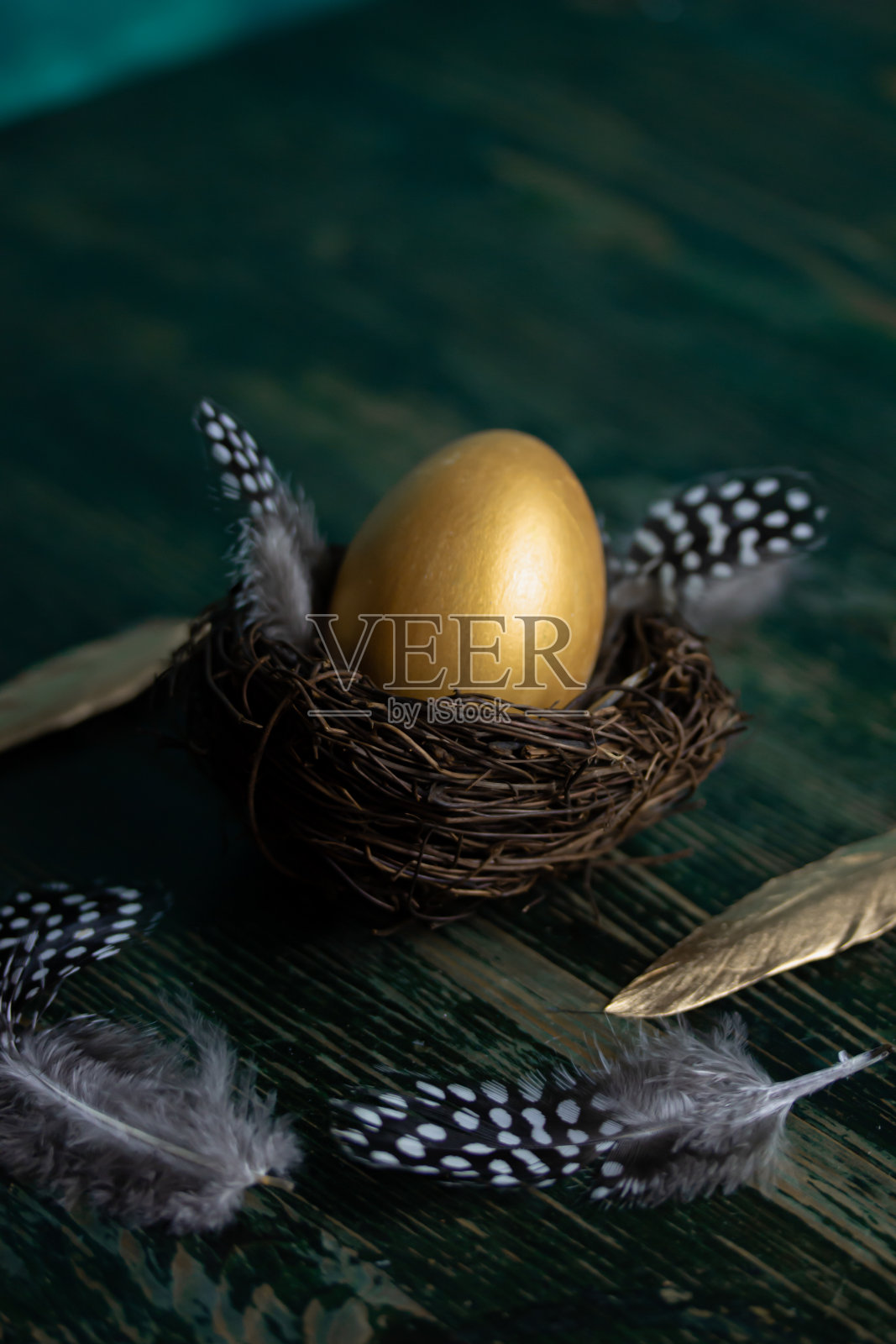 餐桌上的金色复活节彩蛋照片摄影图片