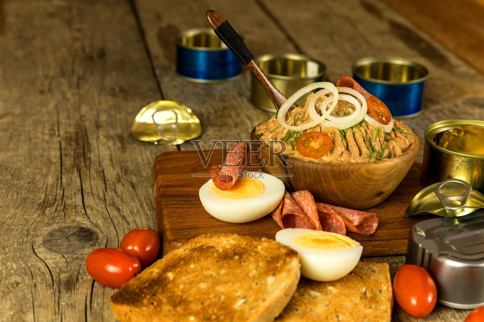 撒着面包的沙丁鱼。鱼的健康食物。鱼罐头。自制的健康食品。照片摄影图片