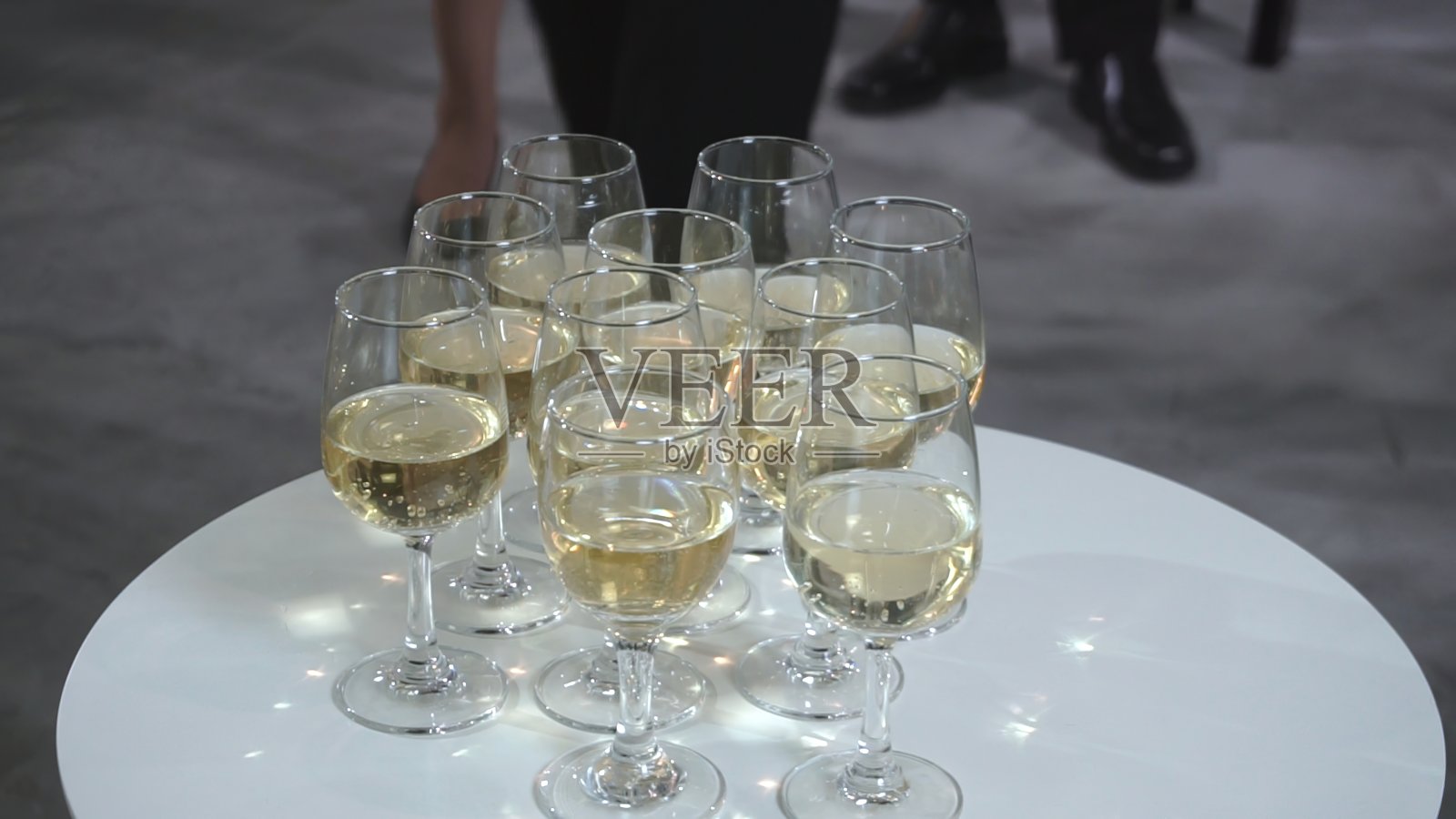 成功的商业人士在舞厅晚宴上喝葡萄酒和香槟。照片摄影图片