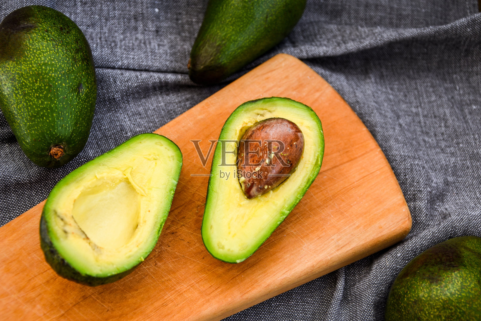 案板上的牛油果。鳄梨，蔬菜，食品，有机，绿色，素食照片摄影图片
