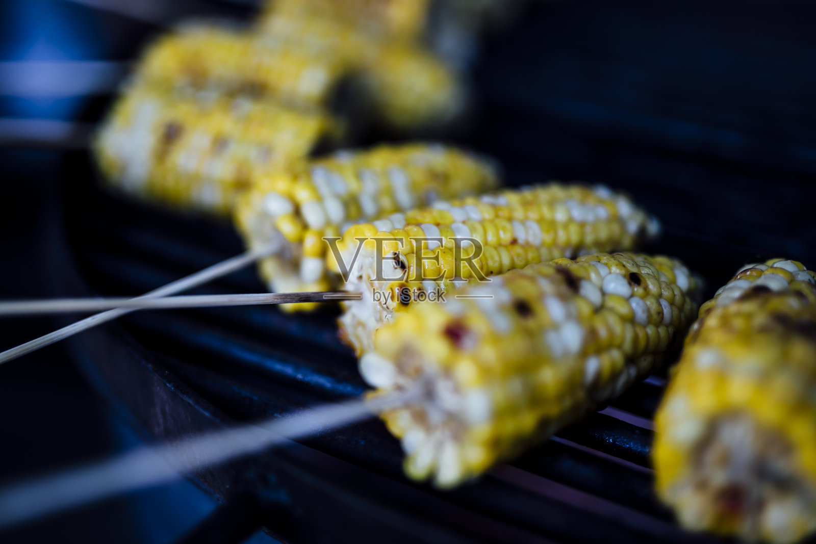 烧烤架上的新鲜玉米照片摄影图片