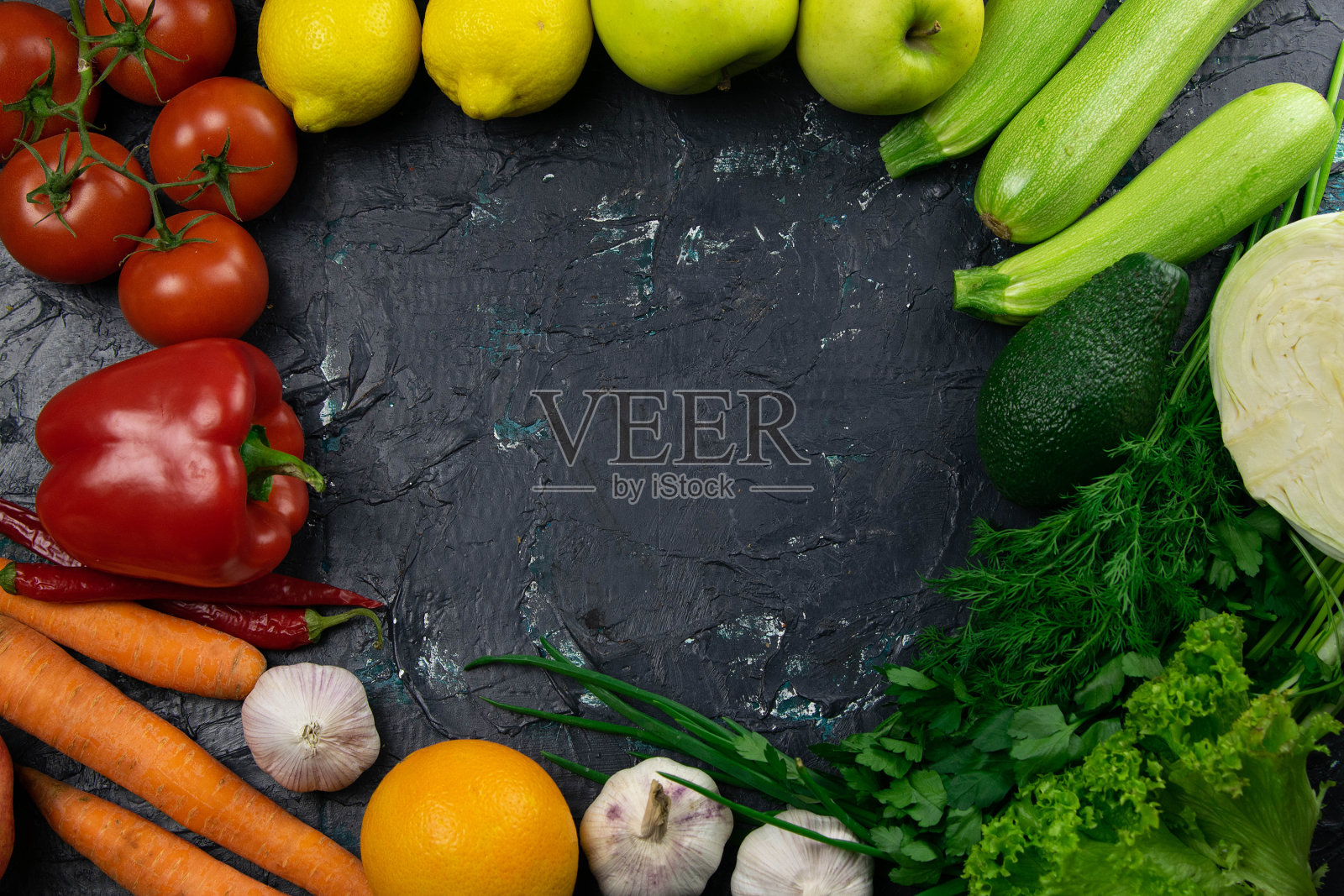 新鲜的蔬菜和水果，放置在一个圆圈的自由空间的文字照片摄影图片