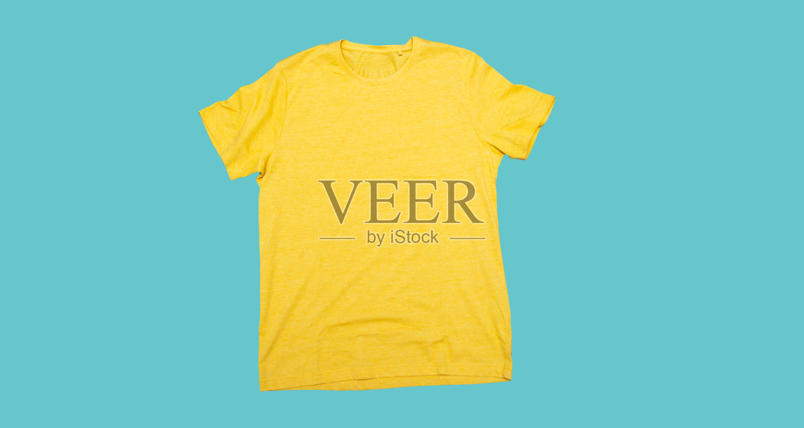 空白，新的黄色t恤孤立的模型上的蓝色背景。照片摄影图片