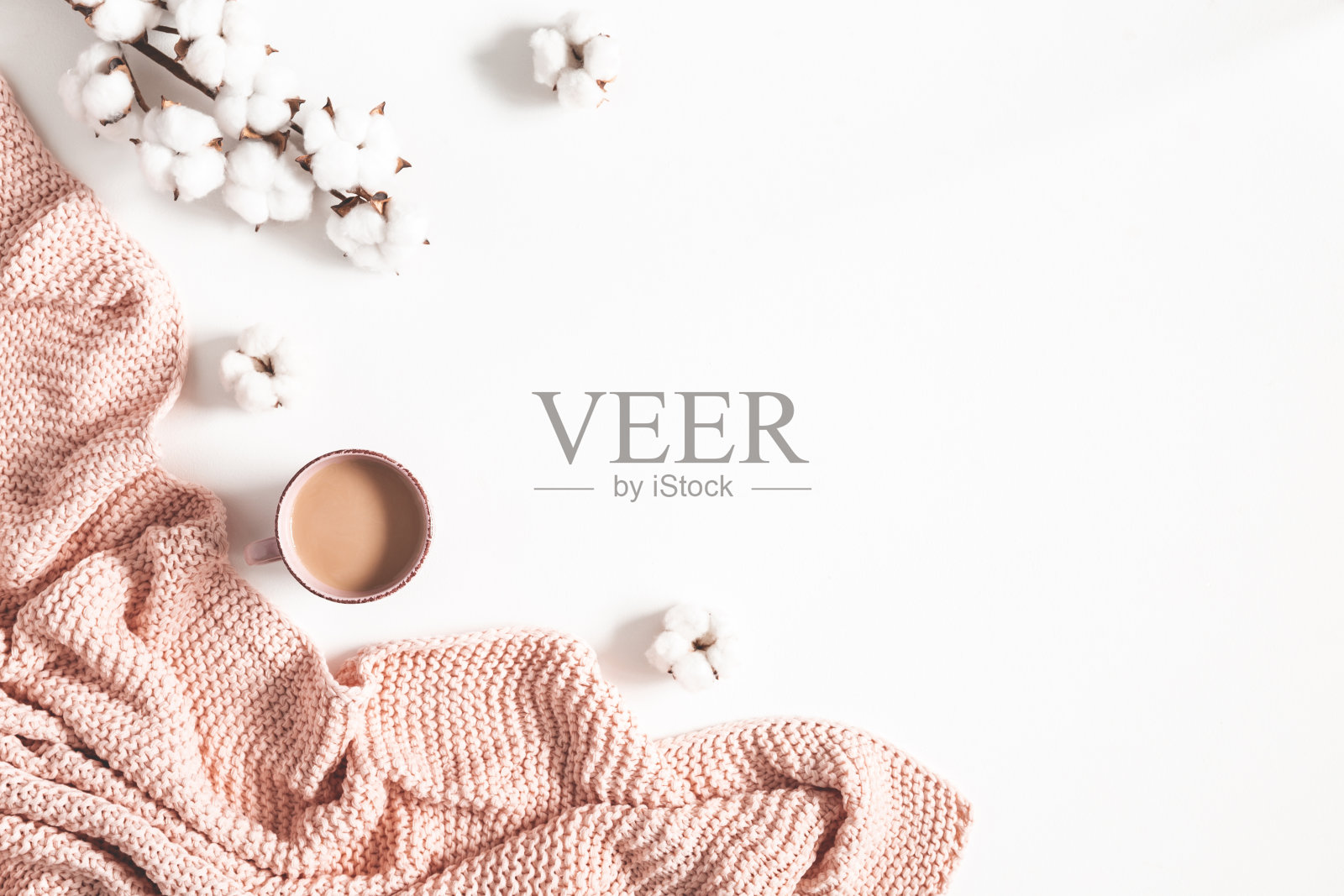 一杯咖啡，粉红色的毯子，白色背景上的棉花花。平铺，俯视图，拷贝空间照片摄影图片