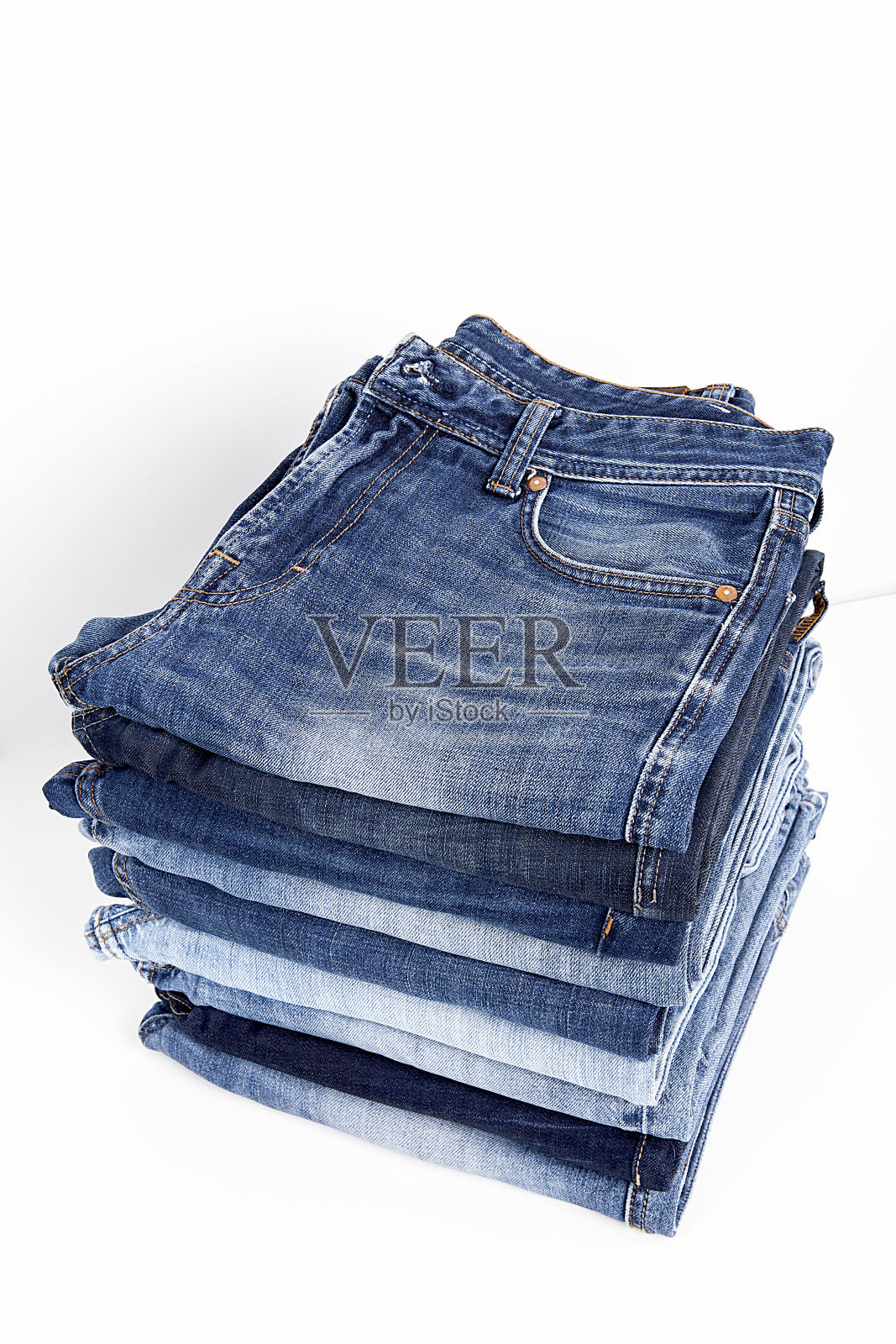 时髦的衣服。背景是牛仔裤。照片摄影图片