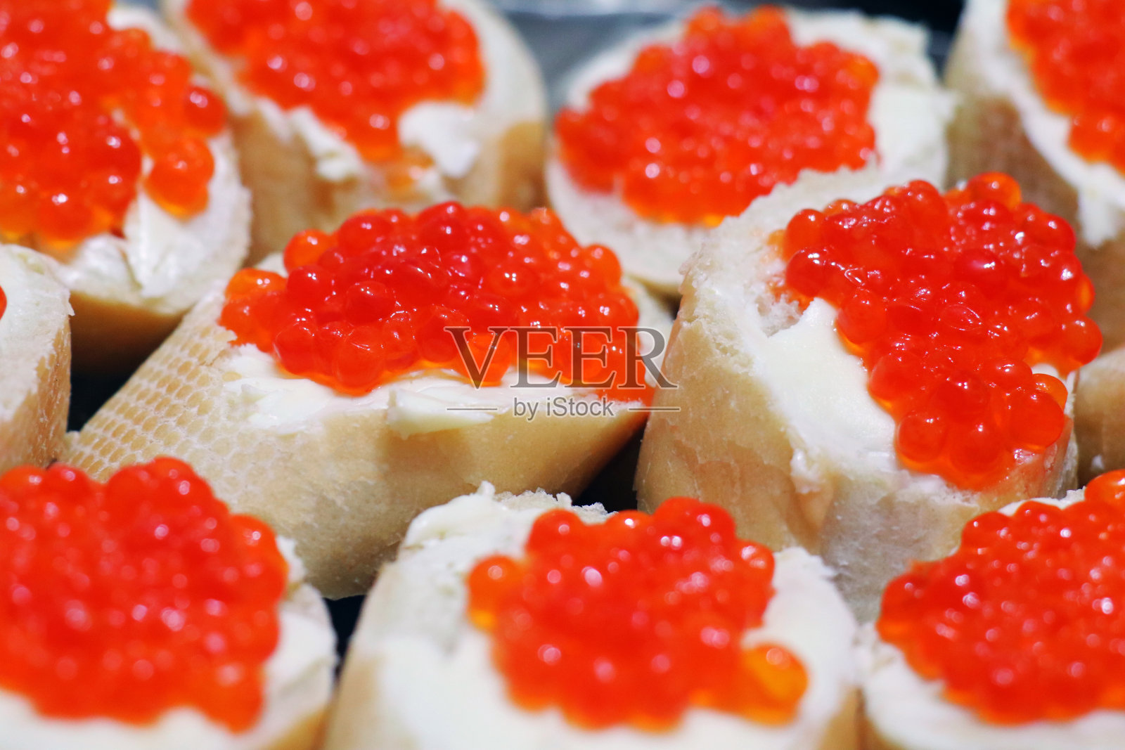 用黄油和红鱼子酱做微距背景的三明治照片摄影图片