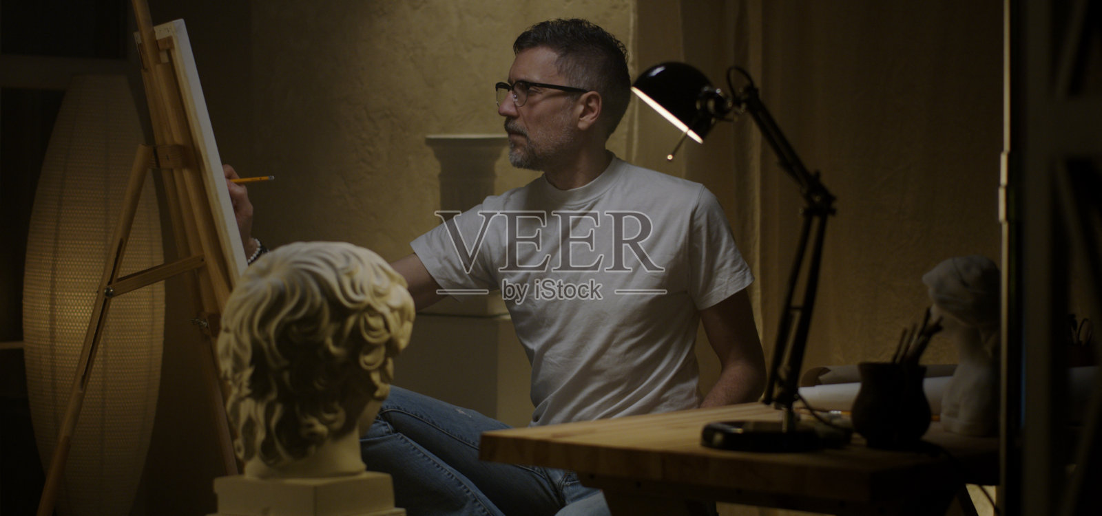 艺术家在他的工作室绘画照片摄影图片