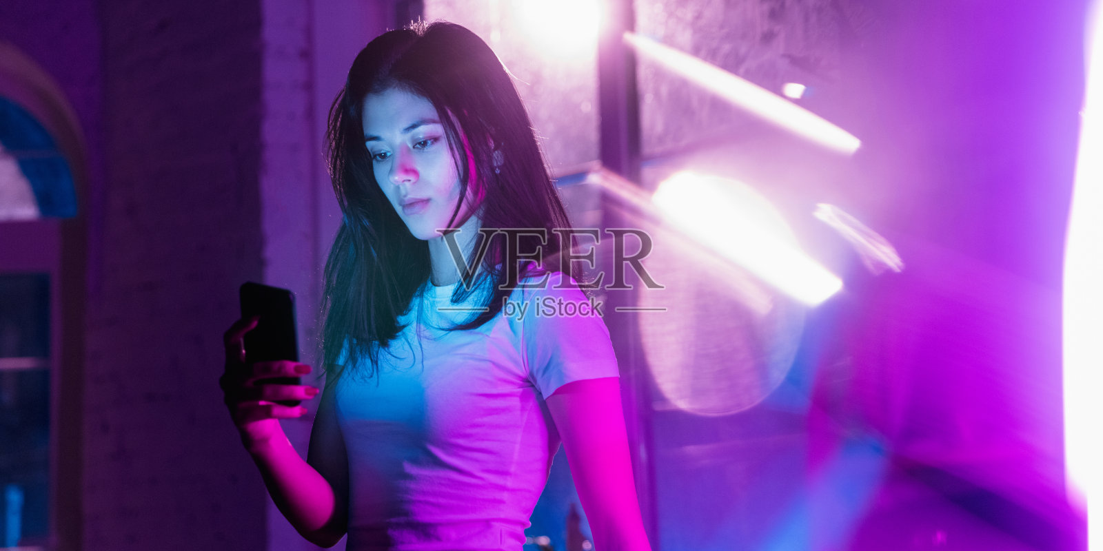 霓虹灯内英俊的年轻女子照片摄影图片