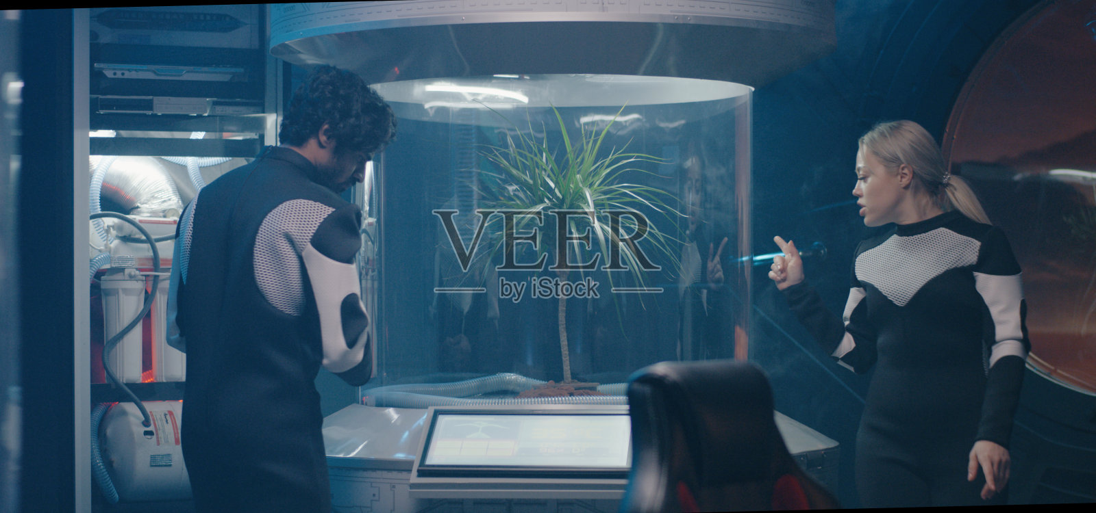 宇航员进行园艺实验照片摄影图片